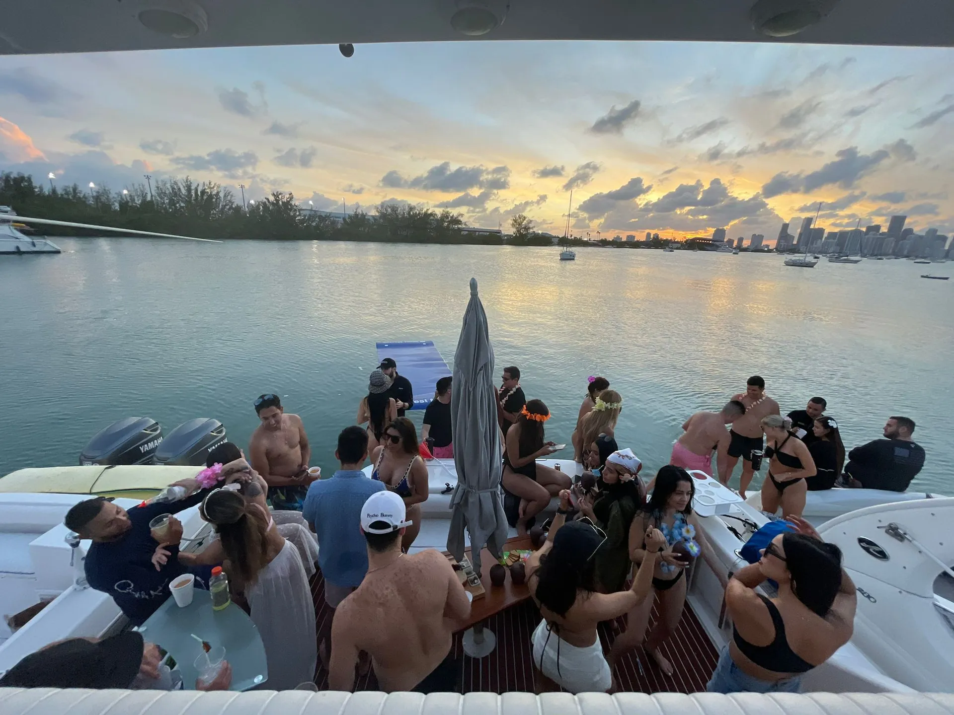 48’ Yacht. $100 OFF WEEKDAYS !!! 👌Great prices... 13 Guests