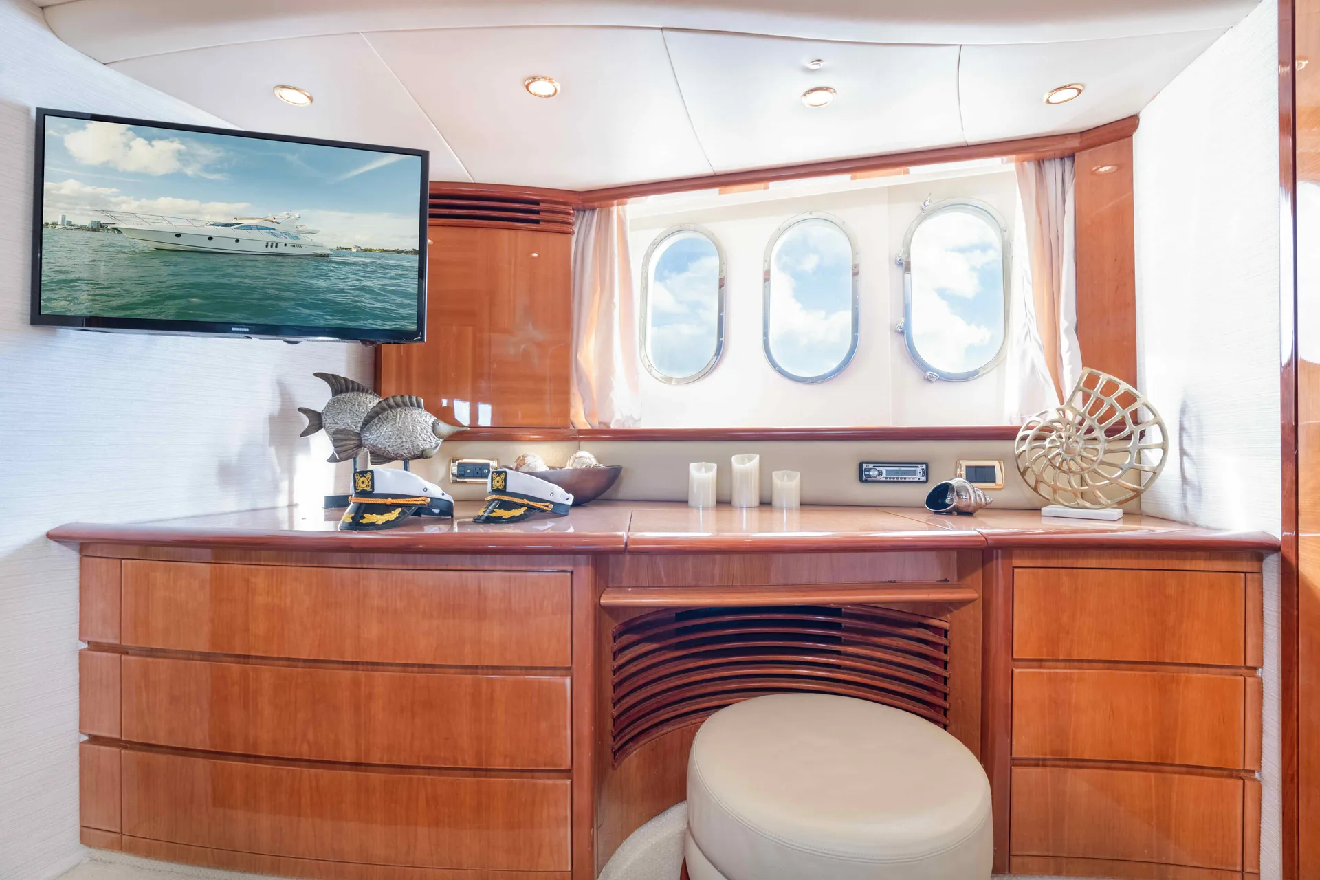 Captained 65' Azimut Yacht + JET SKI in Miami Beach