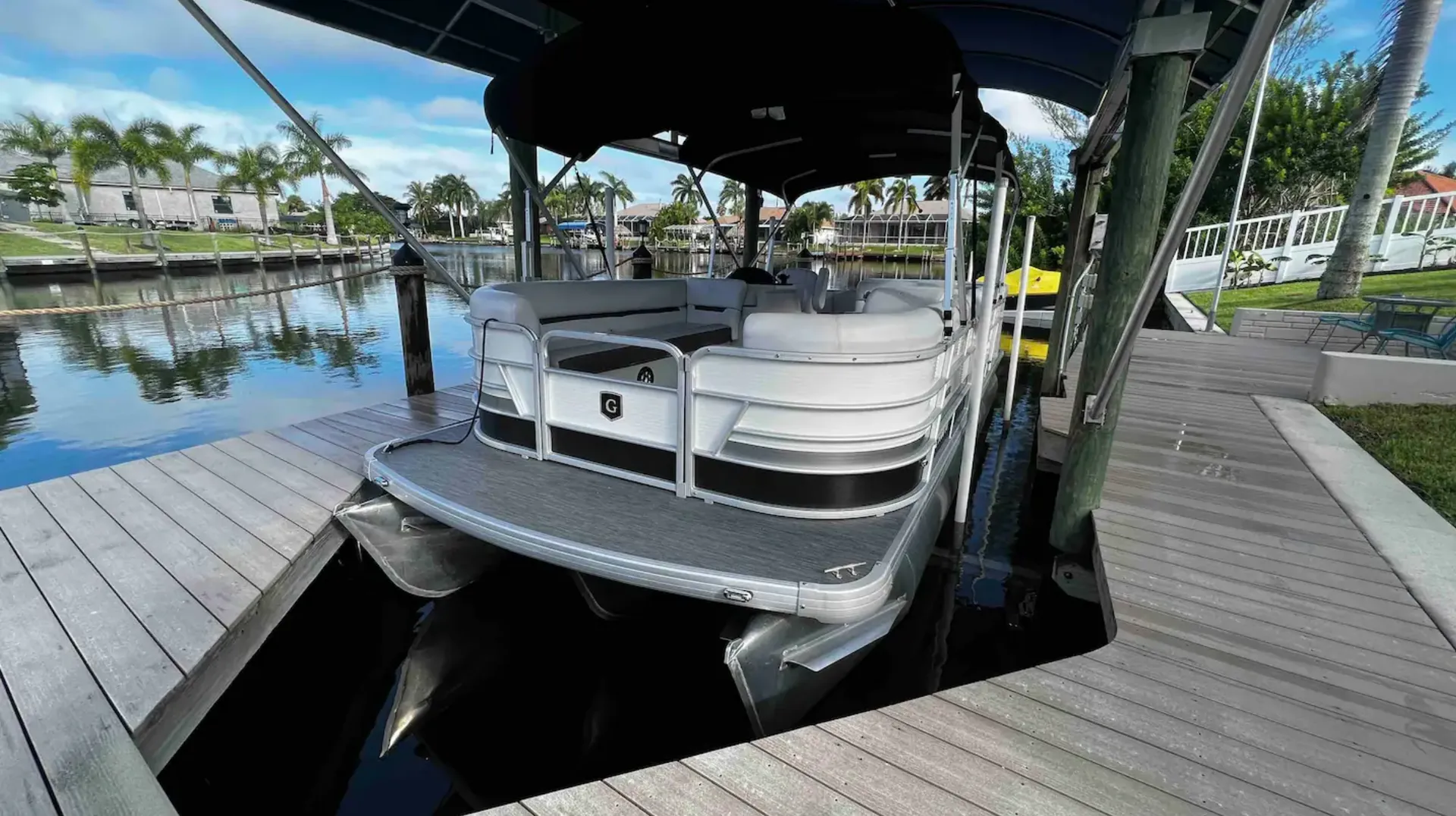 *ONLY AVAILABLE WHEN RENTING AIRBNB* - Explore on Our Tritoon!