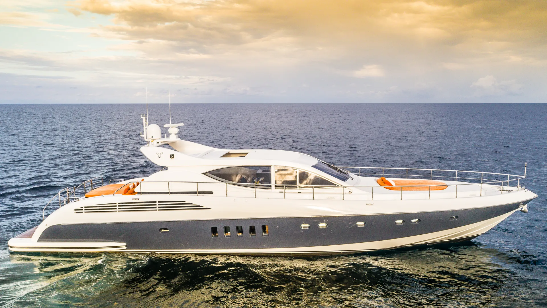 Luxury 90ft Leopard - 13 passengers! 