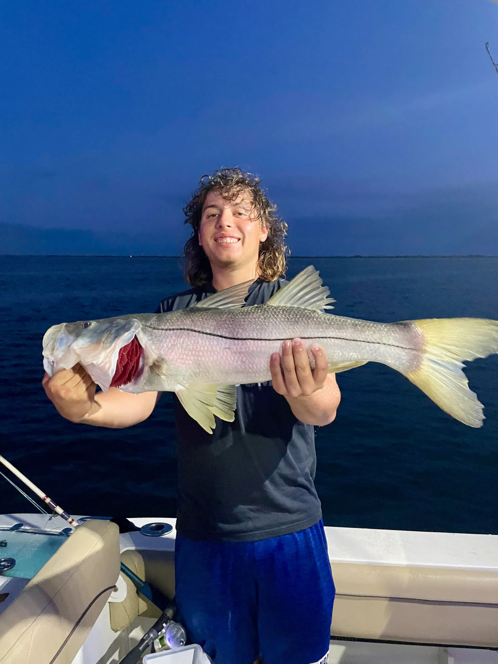 25' Twin Engine Center Console - Perfect for Sandbar or Fishing!