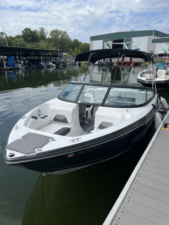 Rent a MONTEREY BOATS bow rider in Hendersonville, TN near me