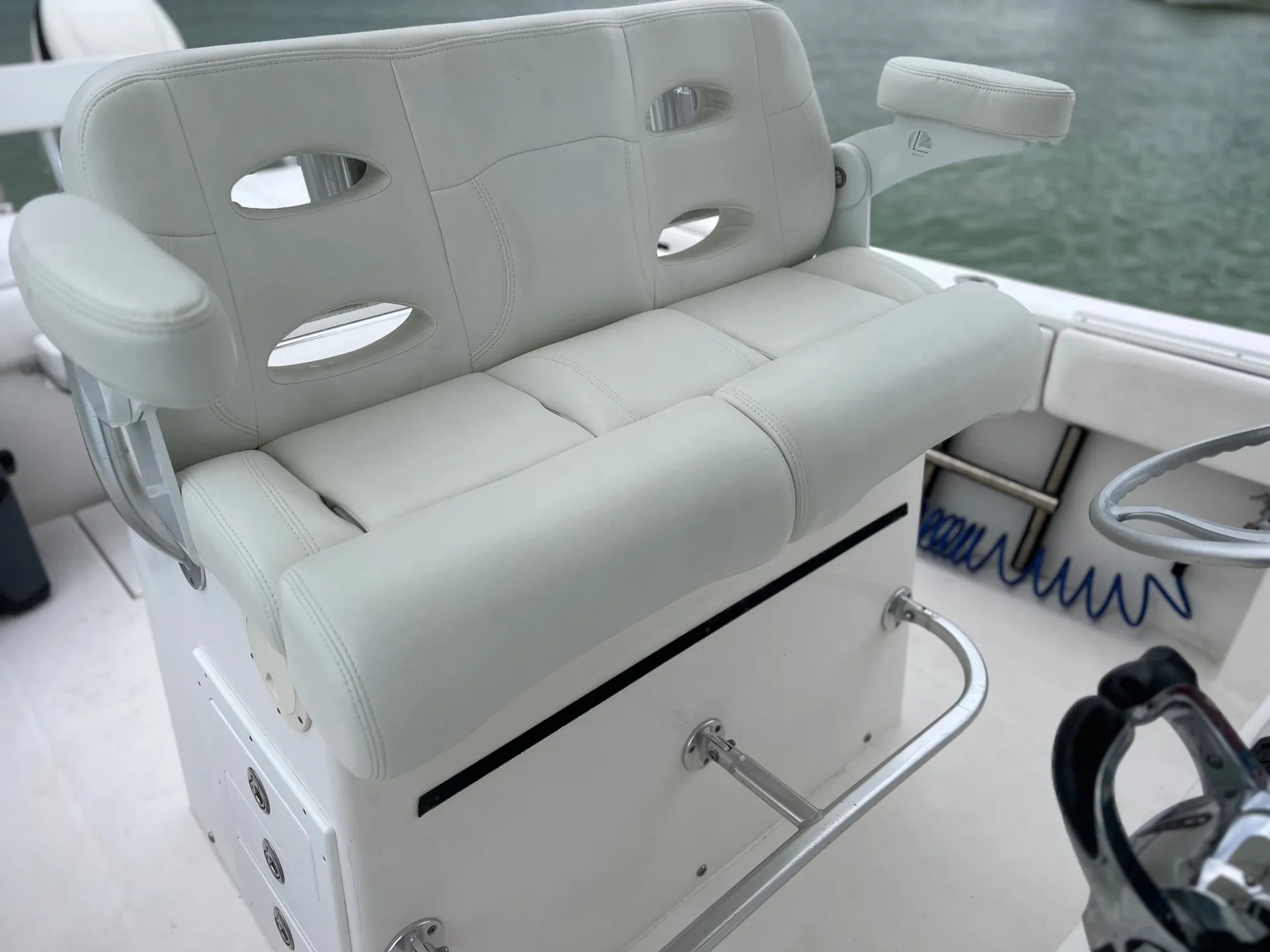 32' Center Console - Comfortable and Quick