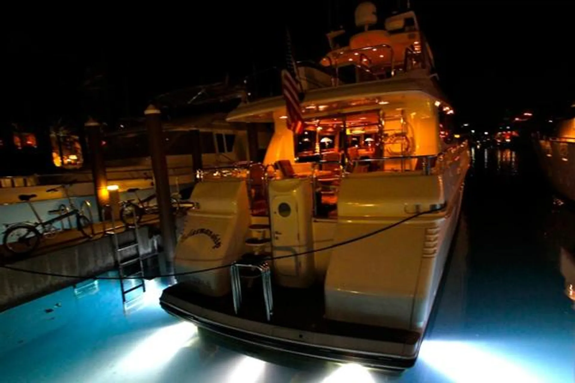 80' Ultra Luxury Mega-Yacht (Lazzara Skylounge) w/ Water Toys - 13 pax