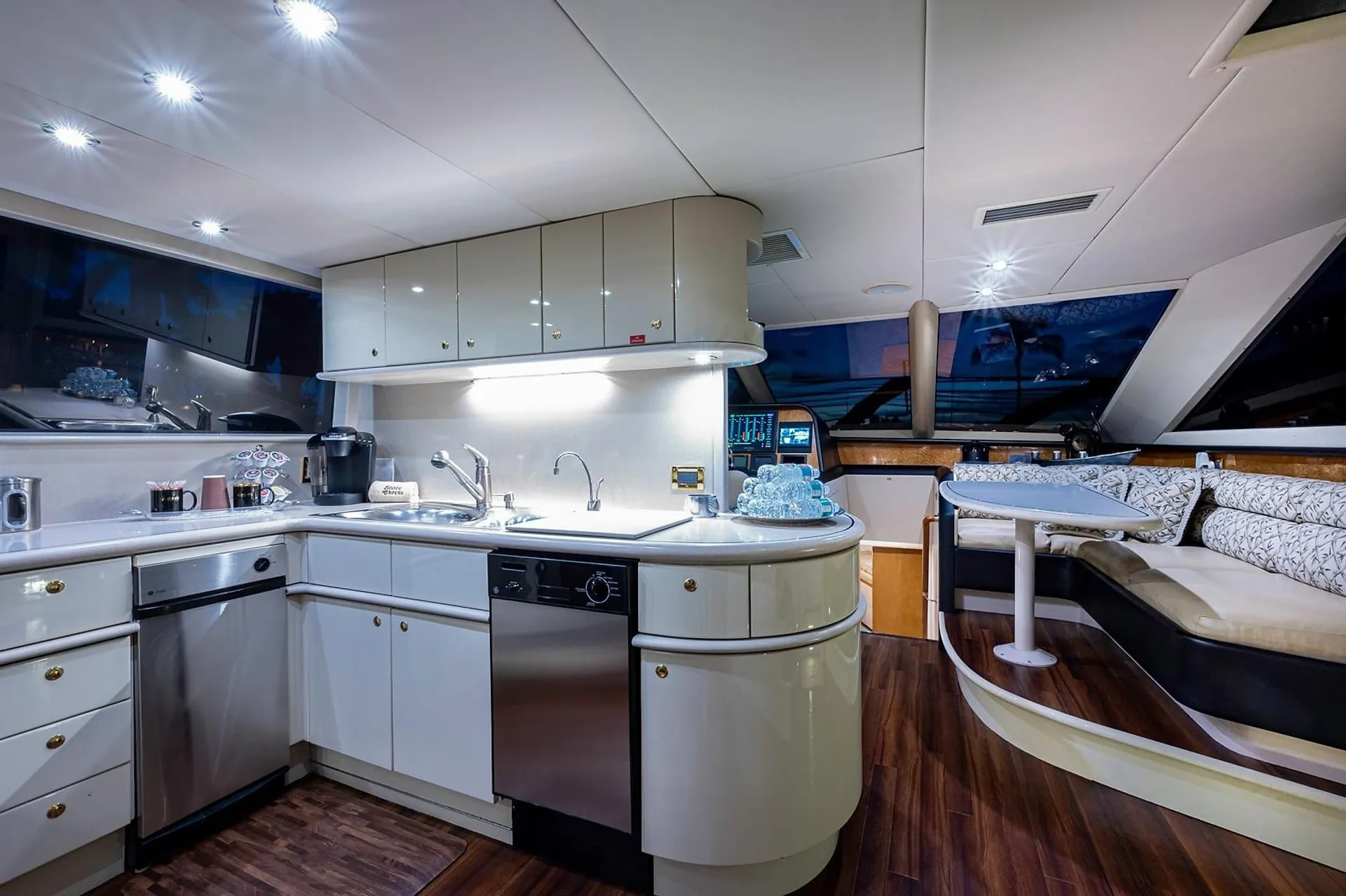 80' Ultra Luxury Mega-Yacht (Lazzara Skylounge) w/ Water Toys - 13 pax