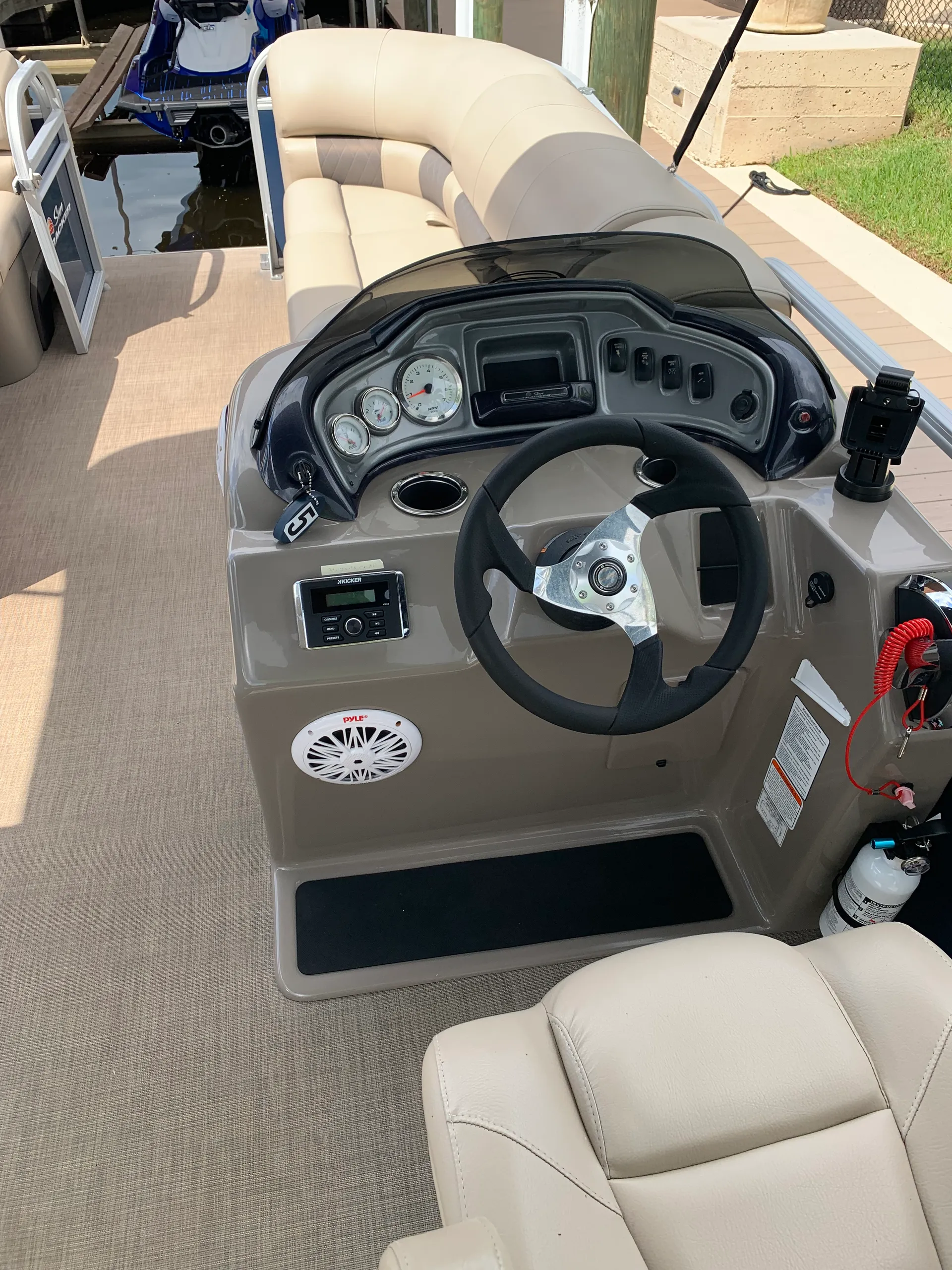 SUN TRACKER PARTY BARGE 20 DLX in Cape Coral, FL — photo 4