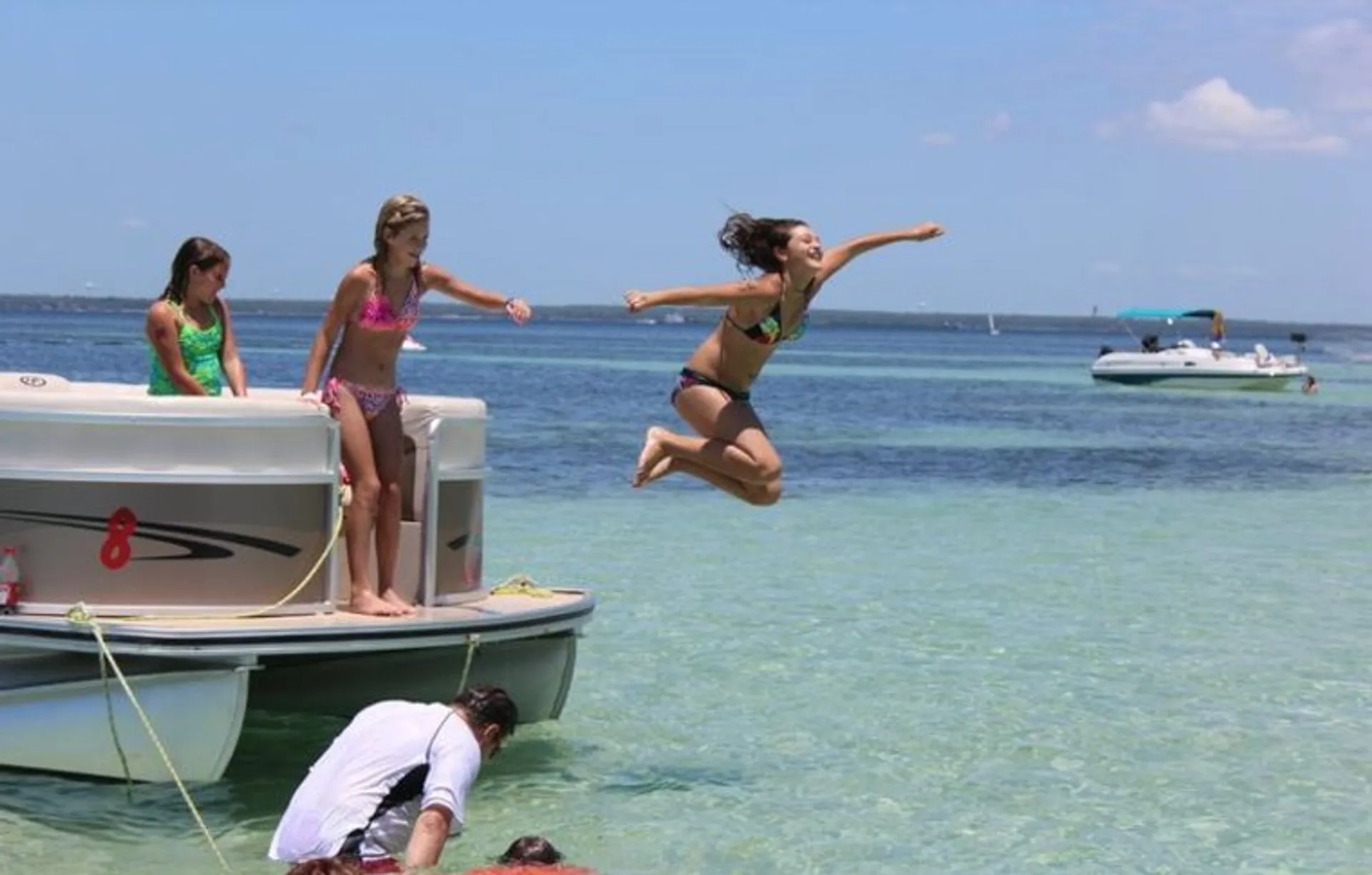 Welcome aboard this amazing pontoon experience! 12 ppl - Fuel included