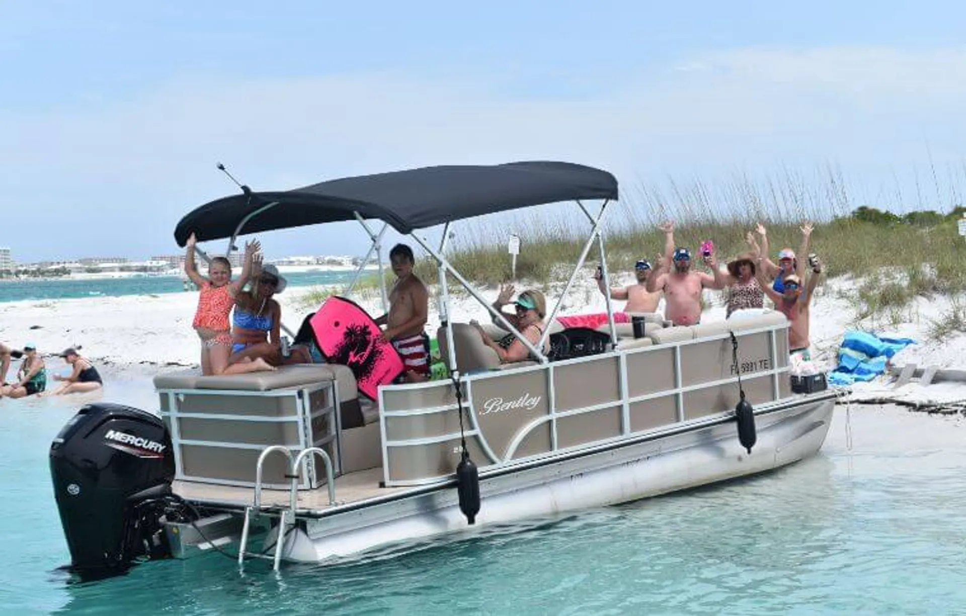Welcome aboard this amazing pontoon experience! 12 ppl - Fuel included