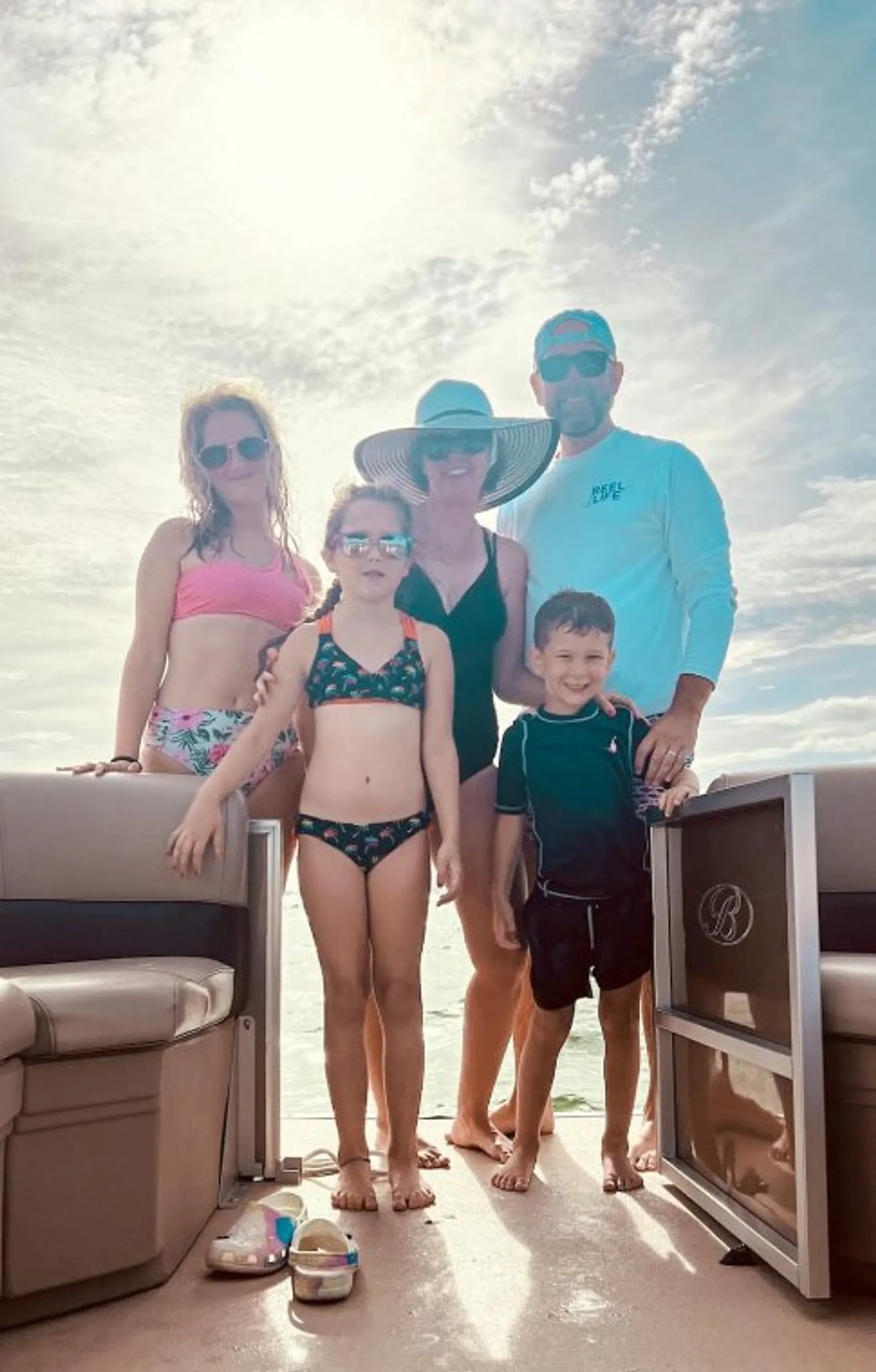 Bentley Pontoon to enjoy a day on the water! 10ppl - Fuel included