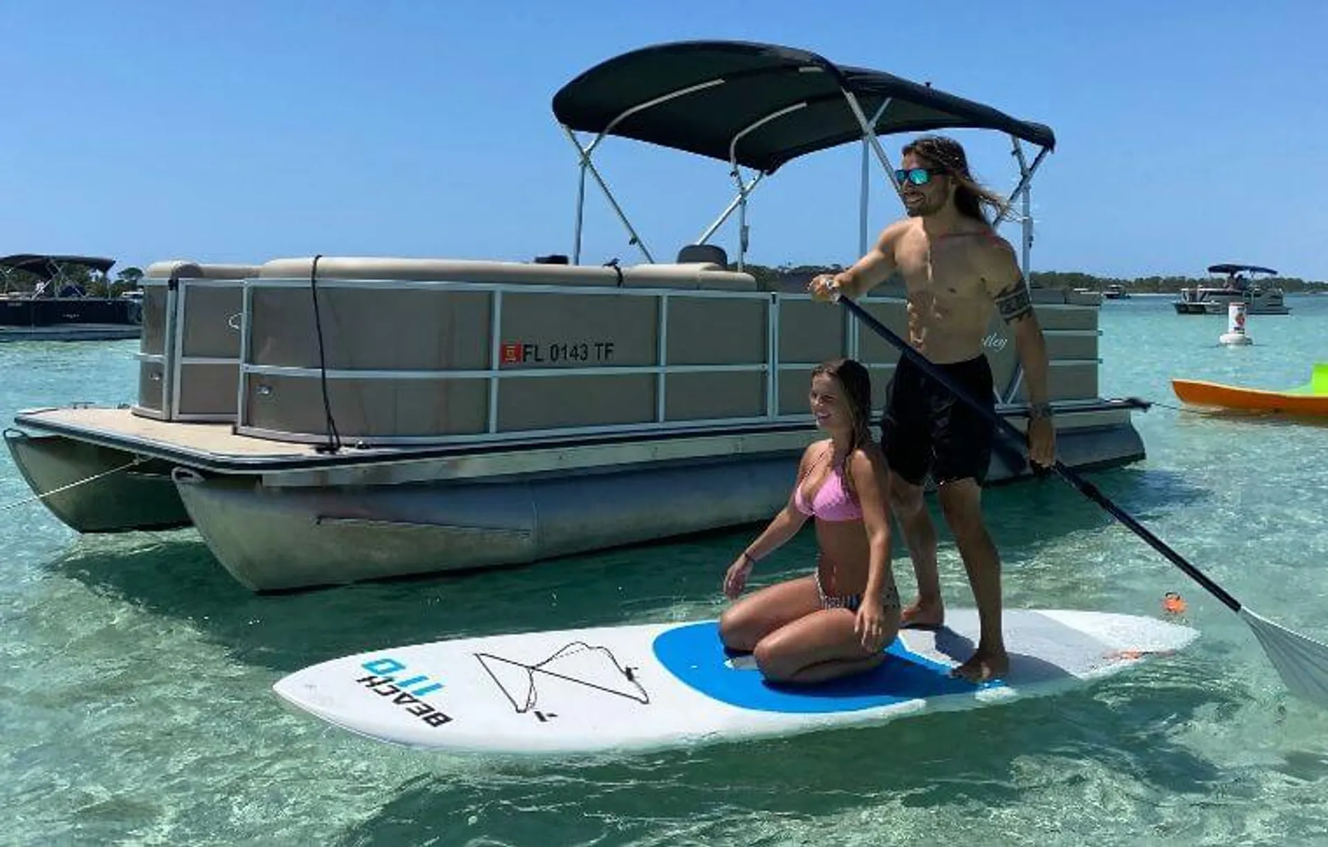 Welcome to this 24 ft amazing Bentley pontoon! 12 ppl - Fuel included