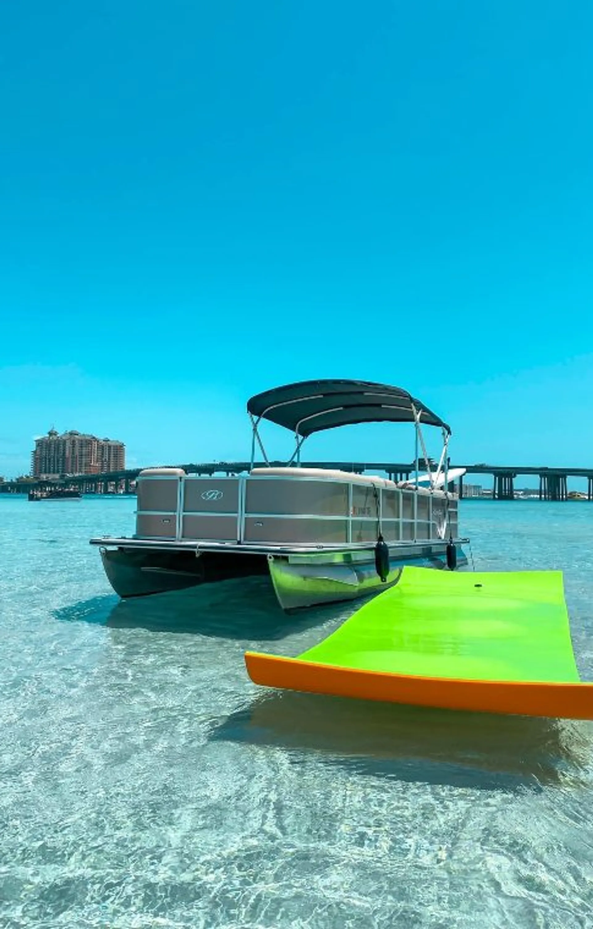Welcome to this 24 ft amazing Bentley pontoon! 12 ppl - Fuel included