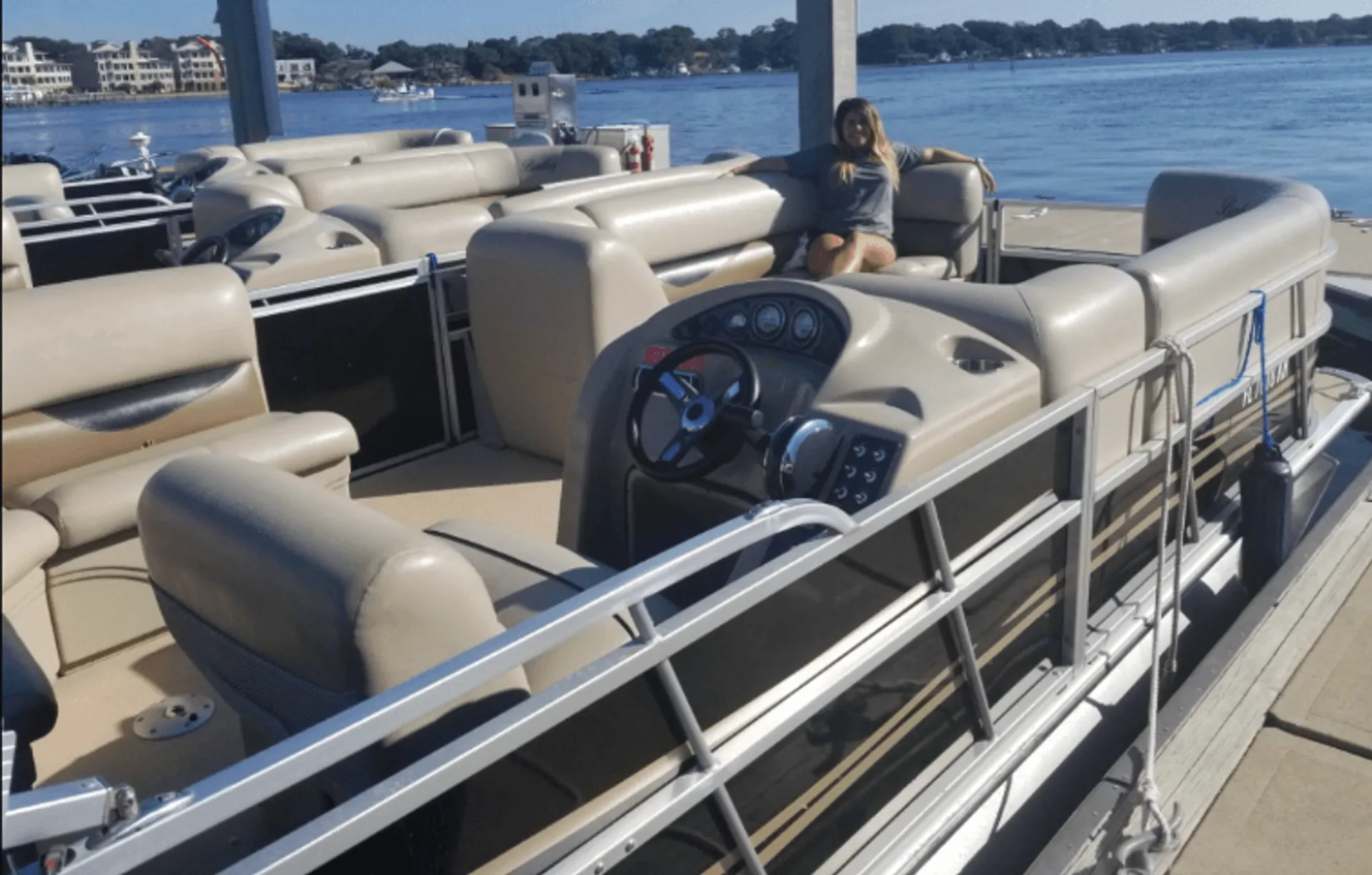 Welcome to this 24 ft amazing Bentley pontoon! 12 ppl - Fuel included