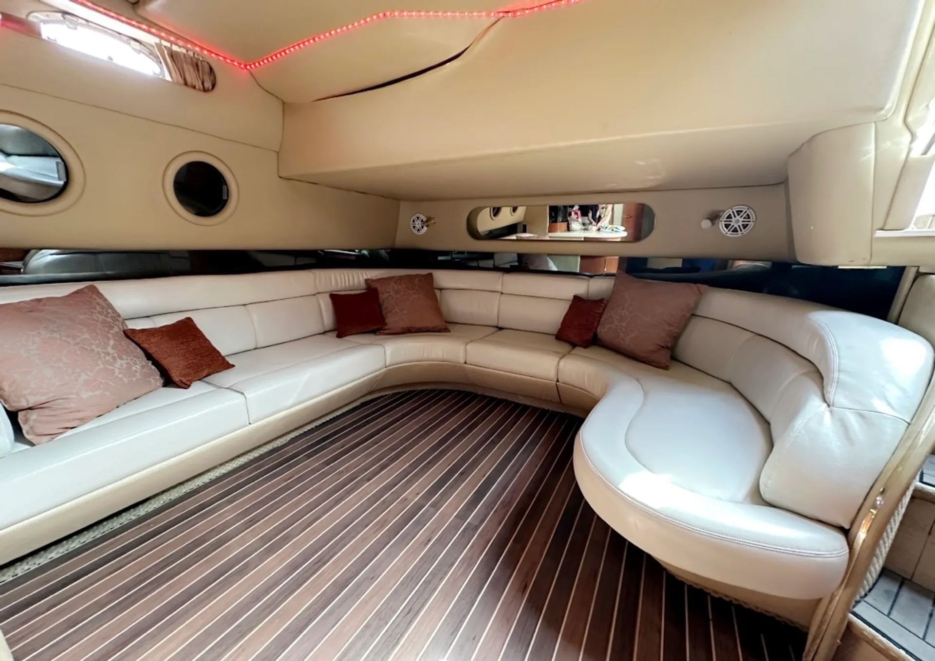 Sea Ray Boats 540 Sundancer in Fort Lauderdale, FL — photo 8