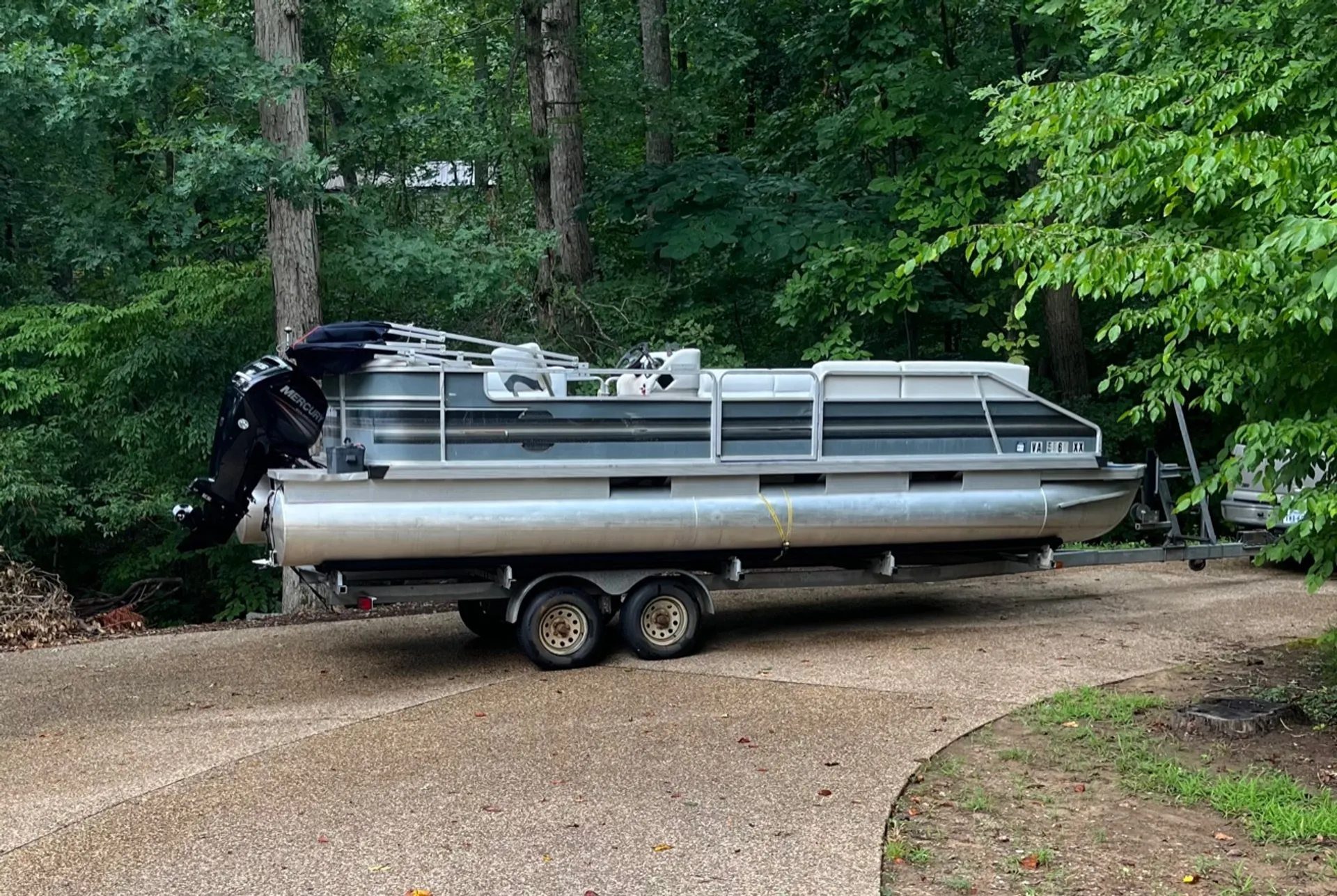 Spacious 24ft 115HP 4 Stroke Pontoon Boat, 12 People, Private Side