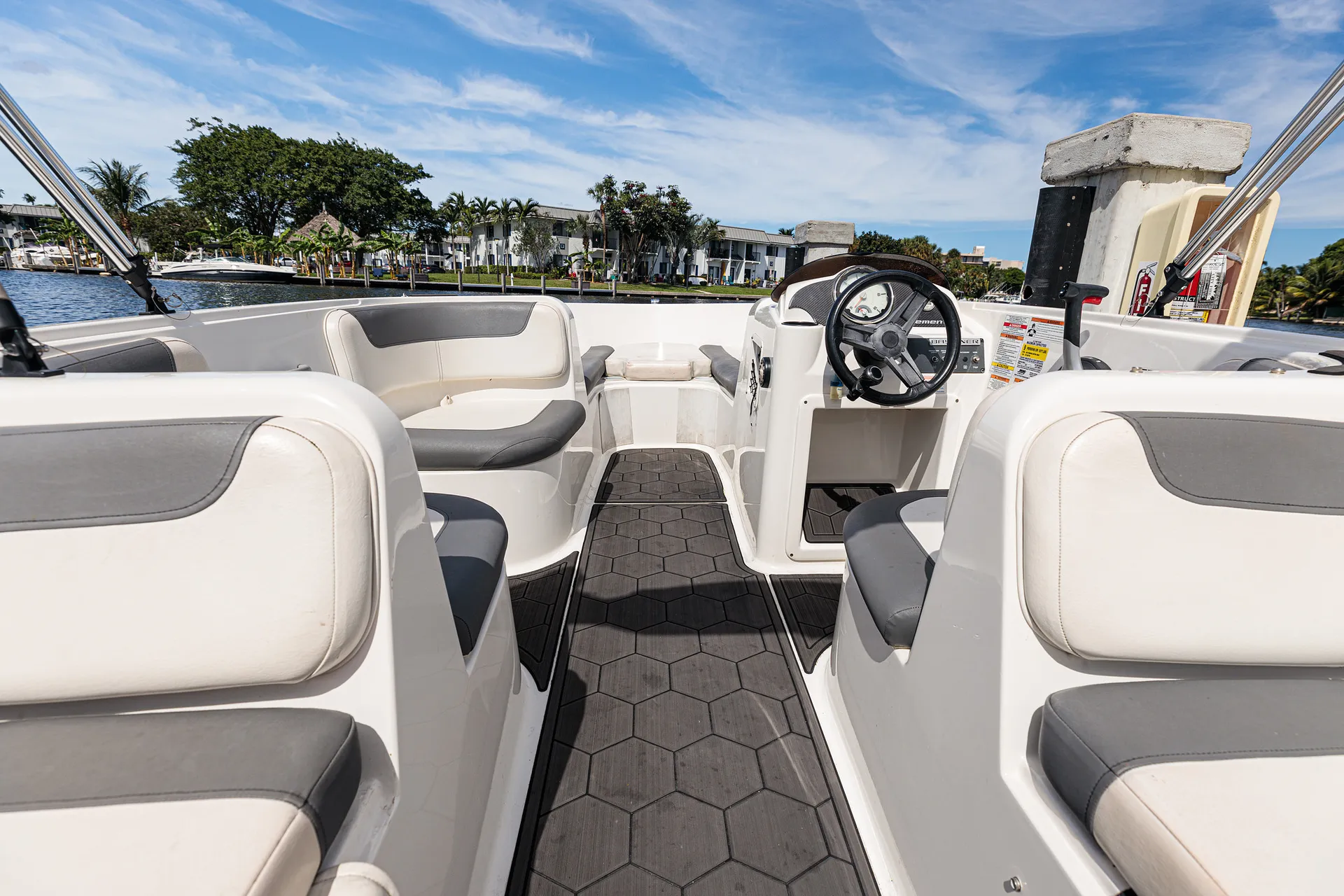BAYLINER ELEMENT E18 in Deerfield Beach, FL — photo 9