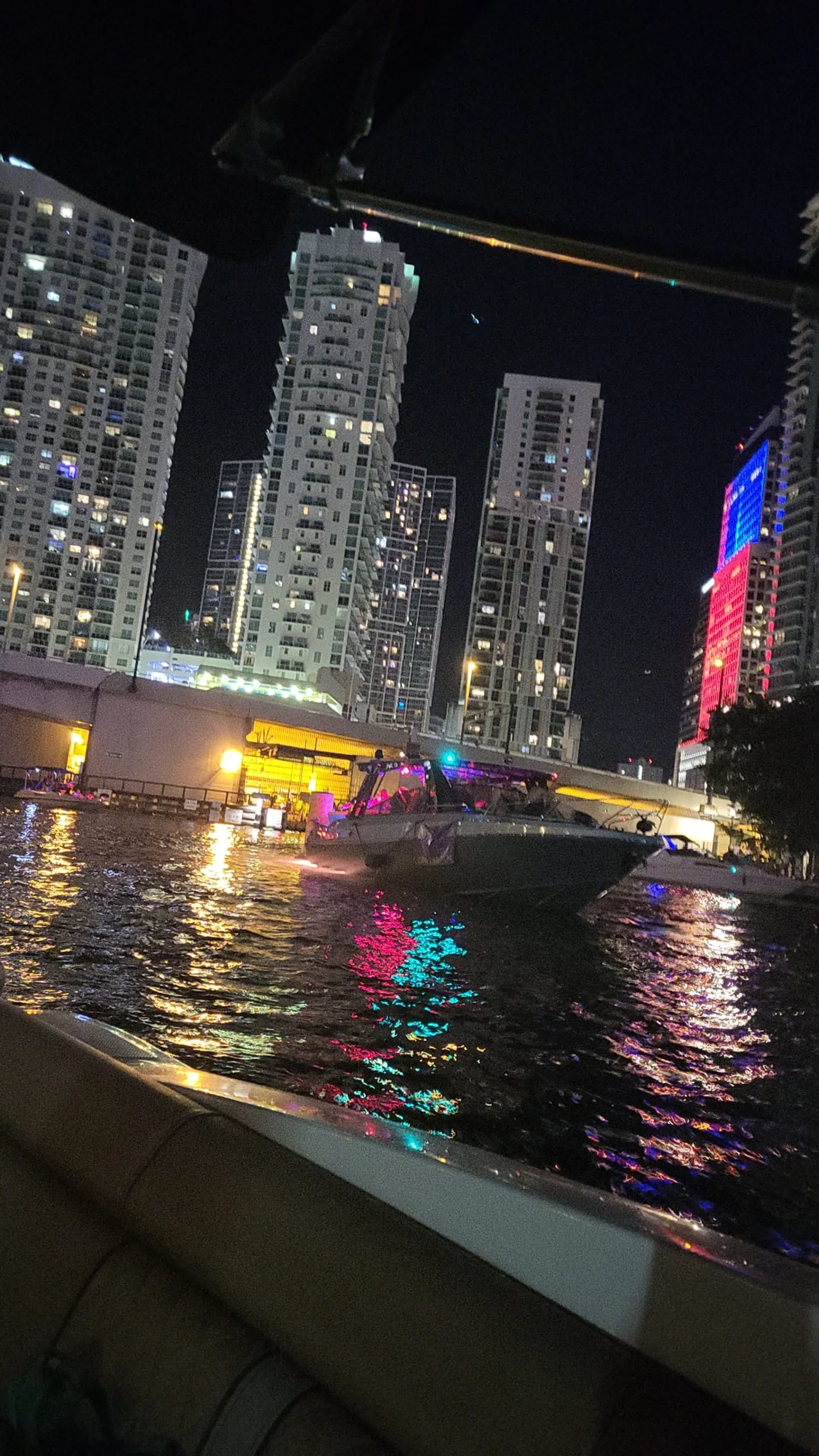 AMUSING PARTY ON 30’ SUNDECK!! FREE HOUR PROMOTION!! NO HIDDEN FEES!!