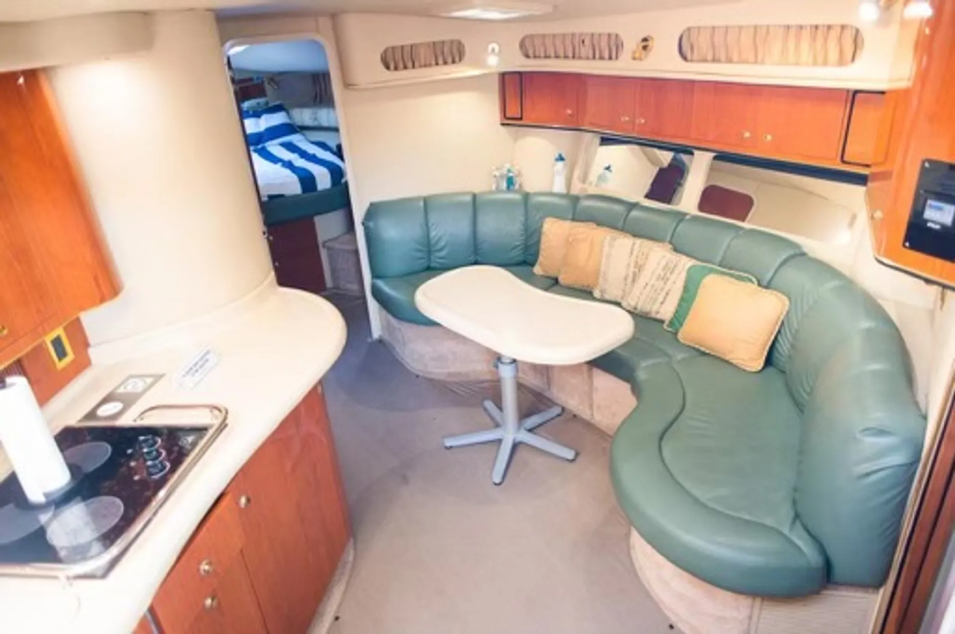 Get 1 HR FREE! 45' Sea Ray Sundancer Yacht 