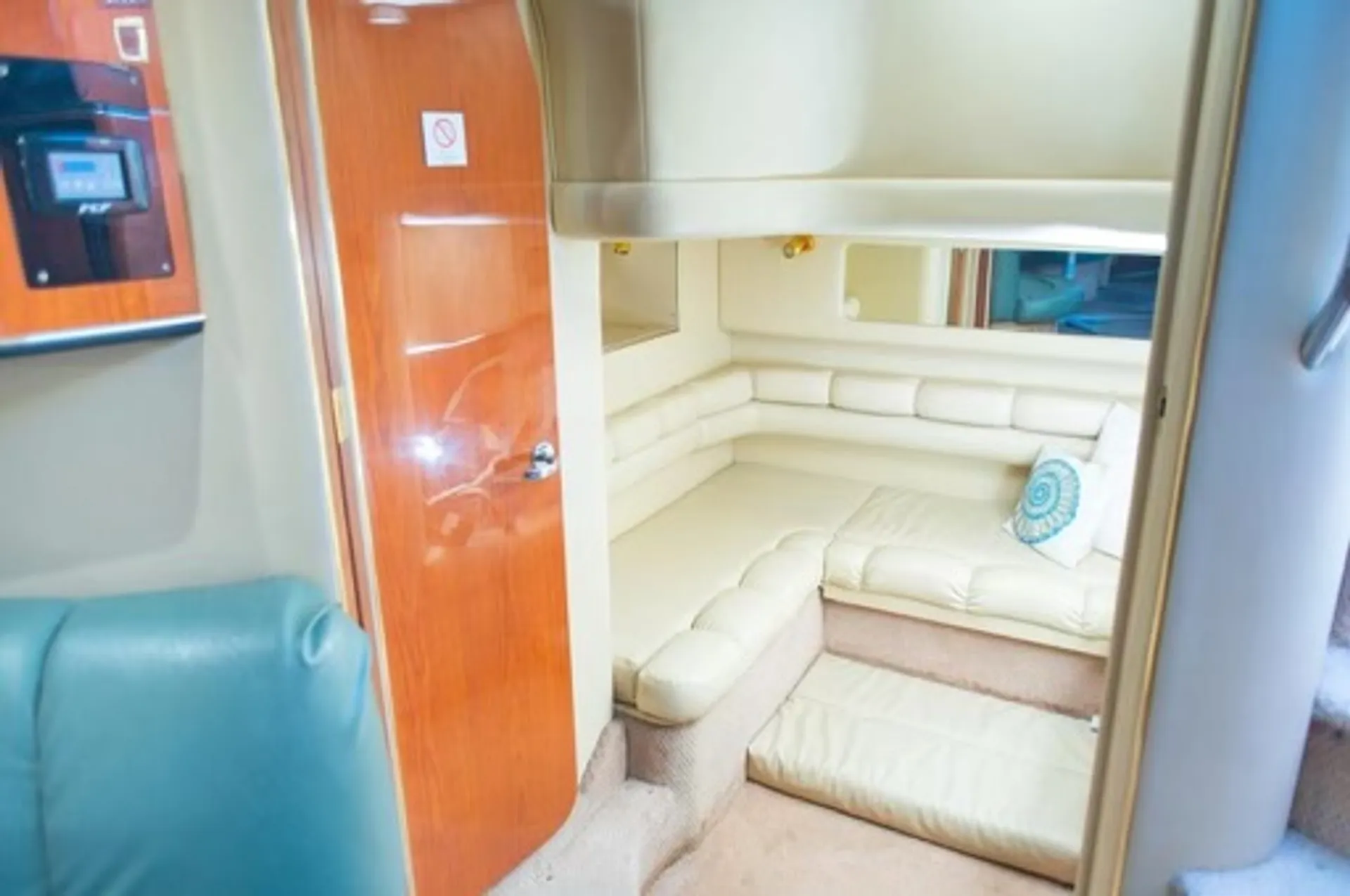 Get 1 HR FREE! 45' Sea Ray Sundancer Yacht 