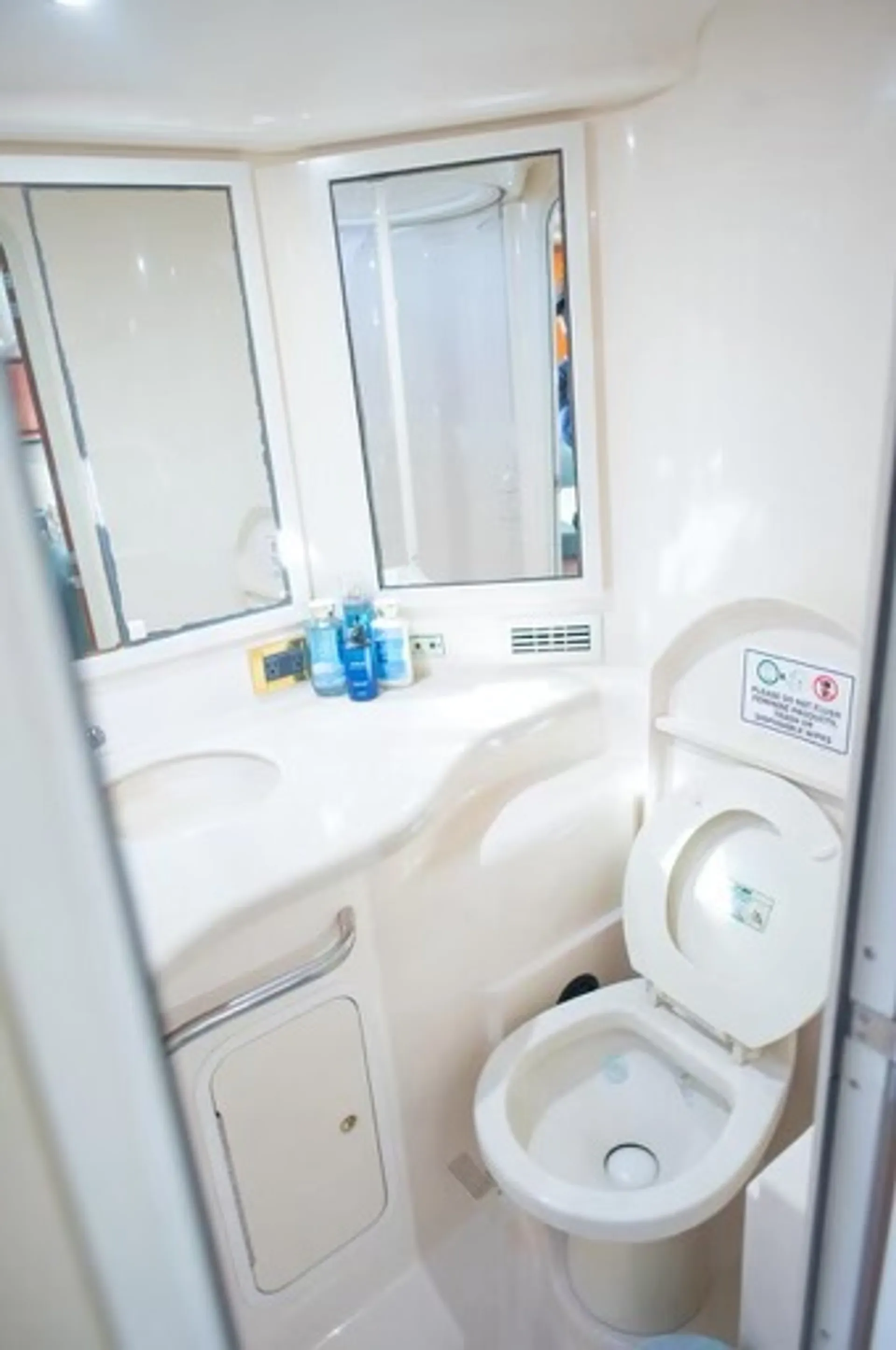 Get 1 HR FREE! 45' Sea Ray Sundancer Yacht 