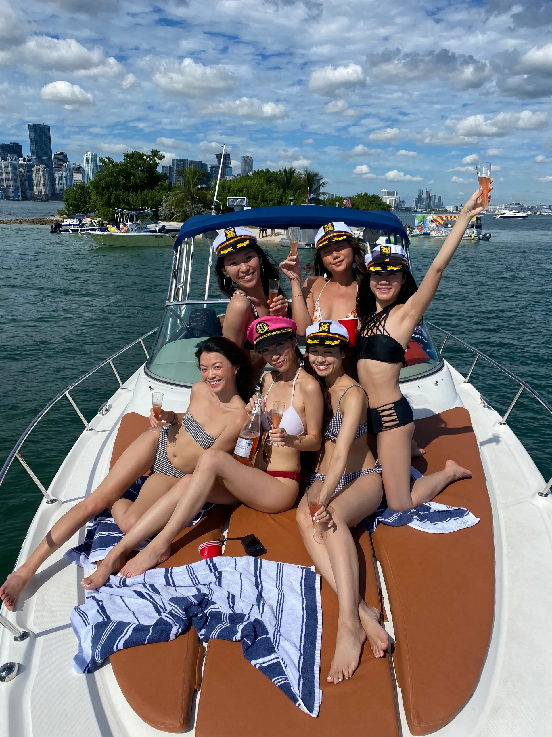 Get 1 HR FREE! Beautiful 32 FT Sea Ray!!