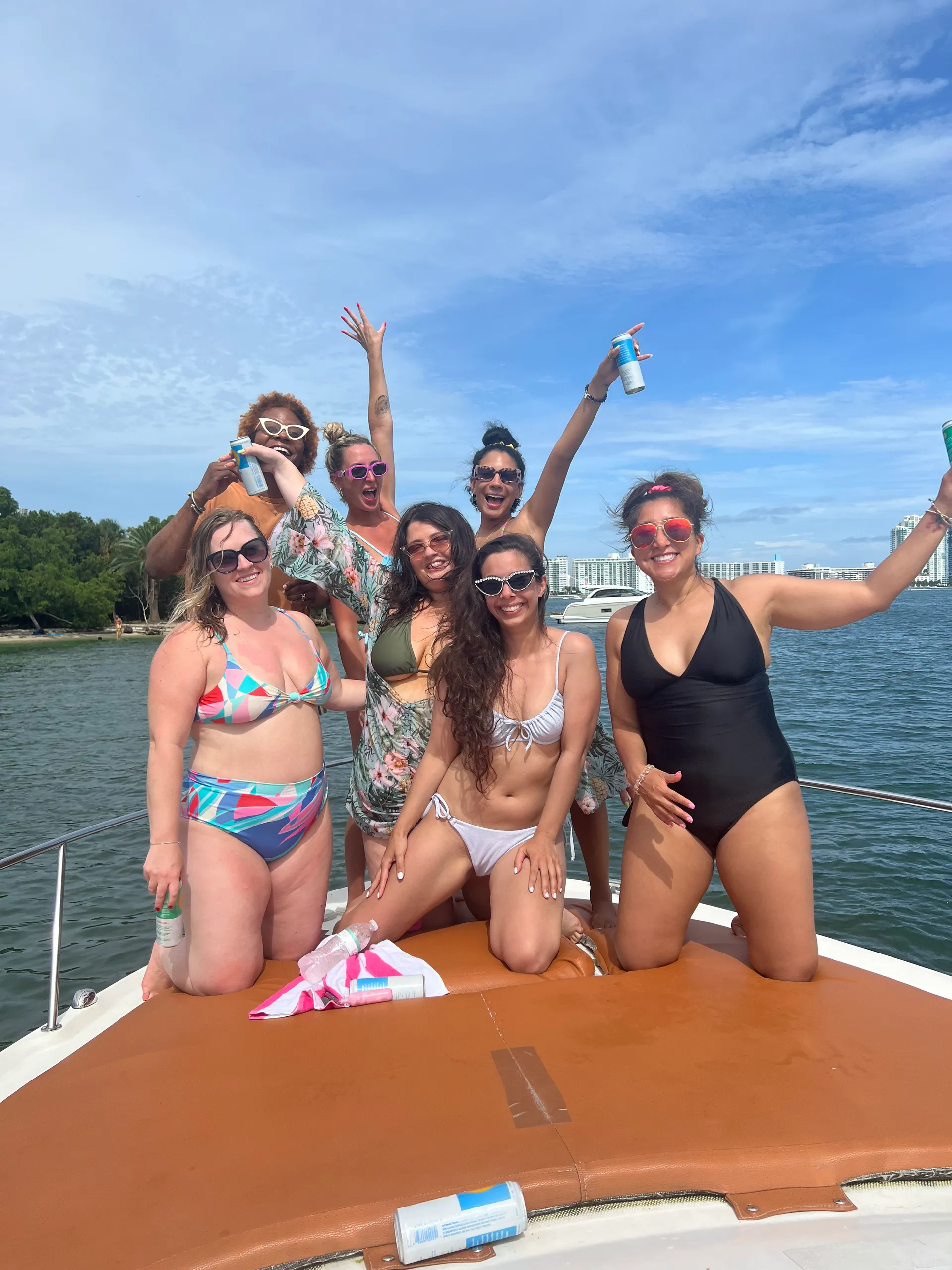 Get 1 HR FREE! Beautiful 32 FT Sea Ray!!