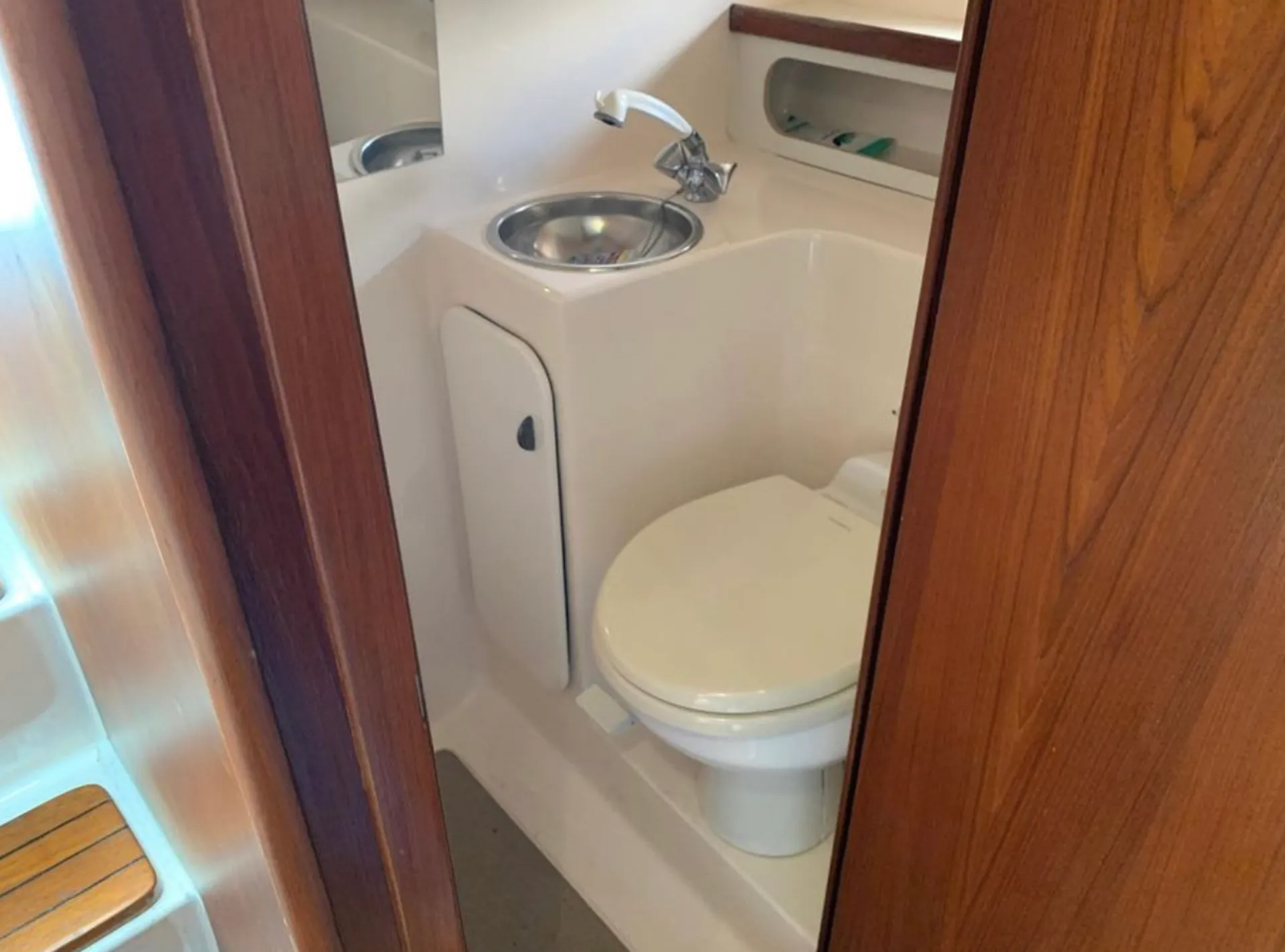 Gorgeous Tiara Yacht  - 10% Off on Weekday Cruises!