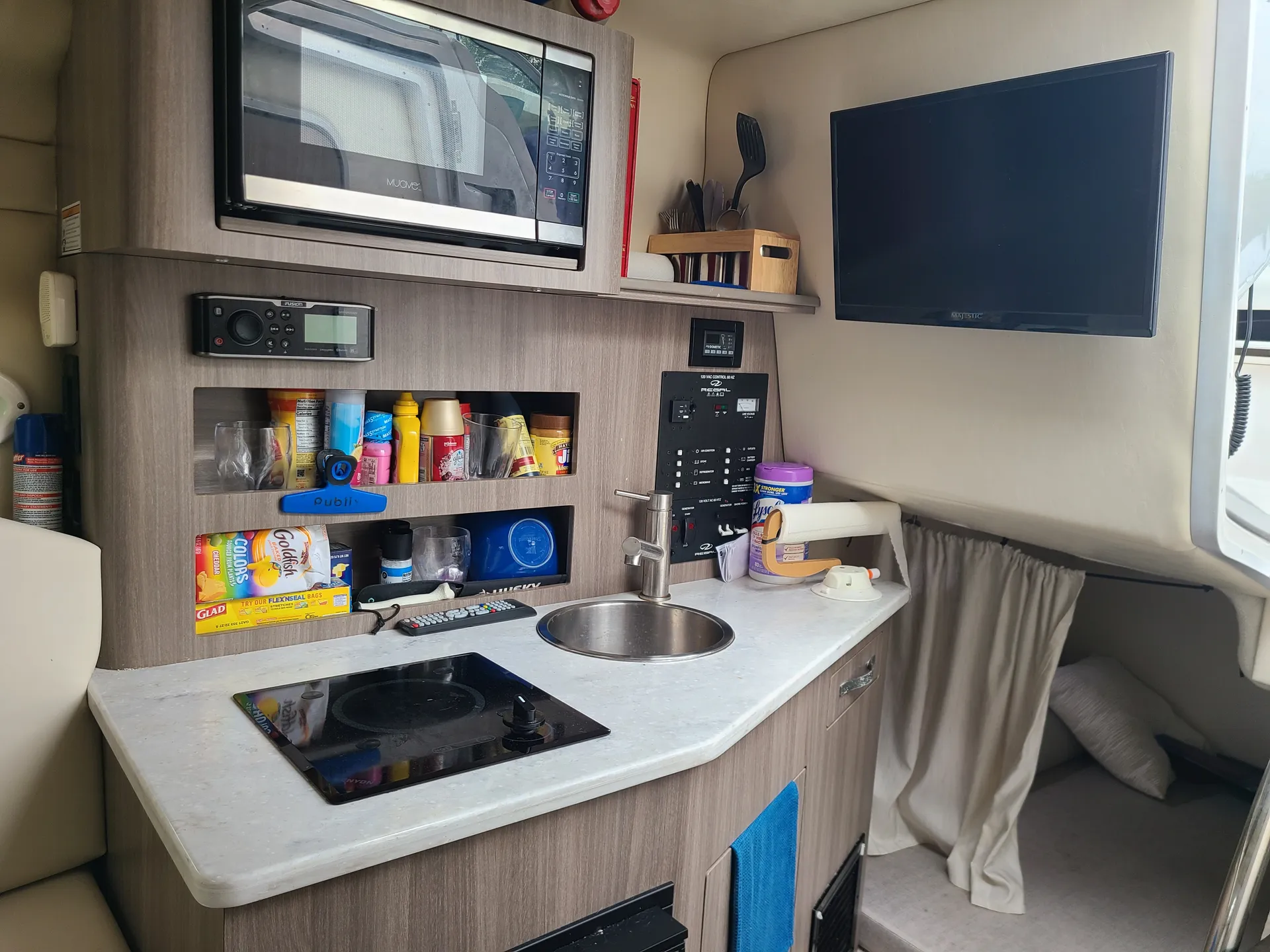 2019 Regal 26 XO – Luxury Express Cruiser with A/C, Full Cabin & Yamah