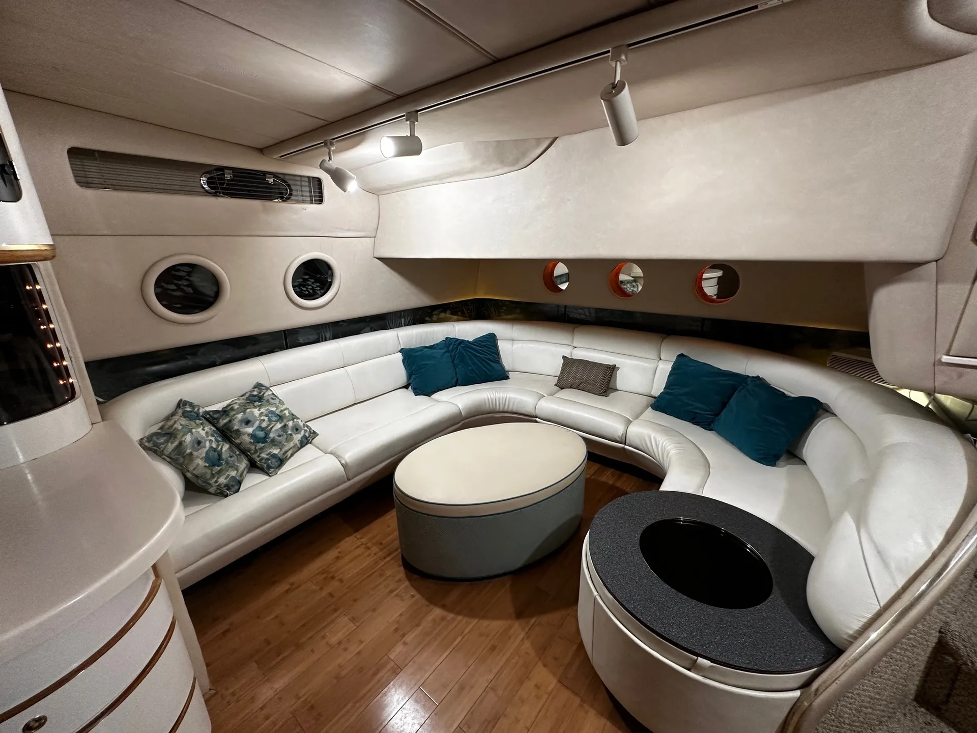 Yacht Rental Succulenta Rosé Captian Included