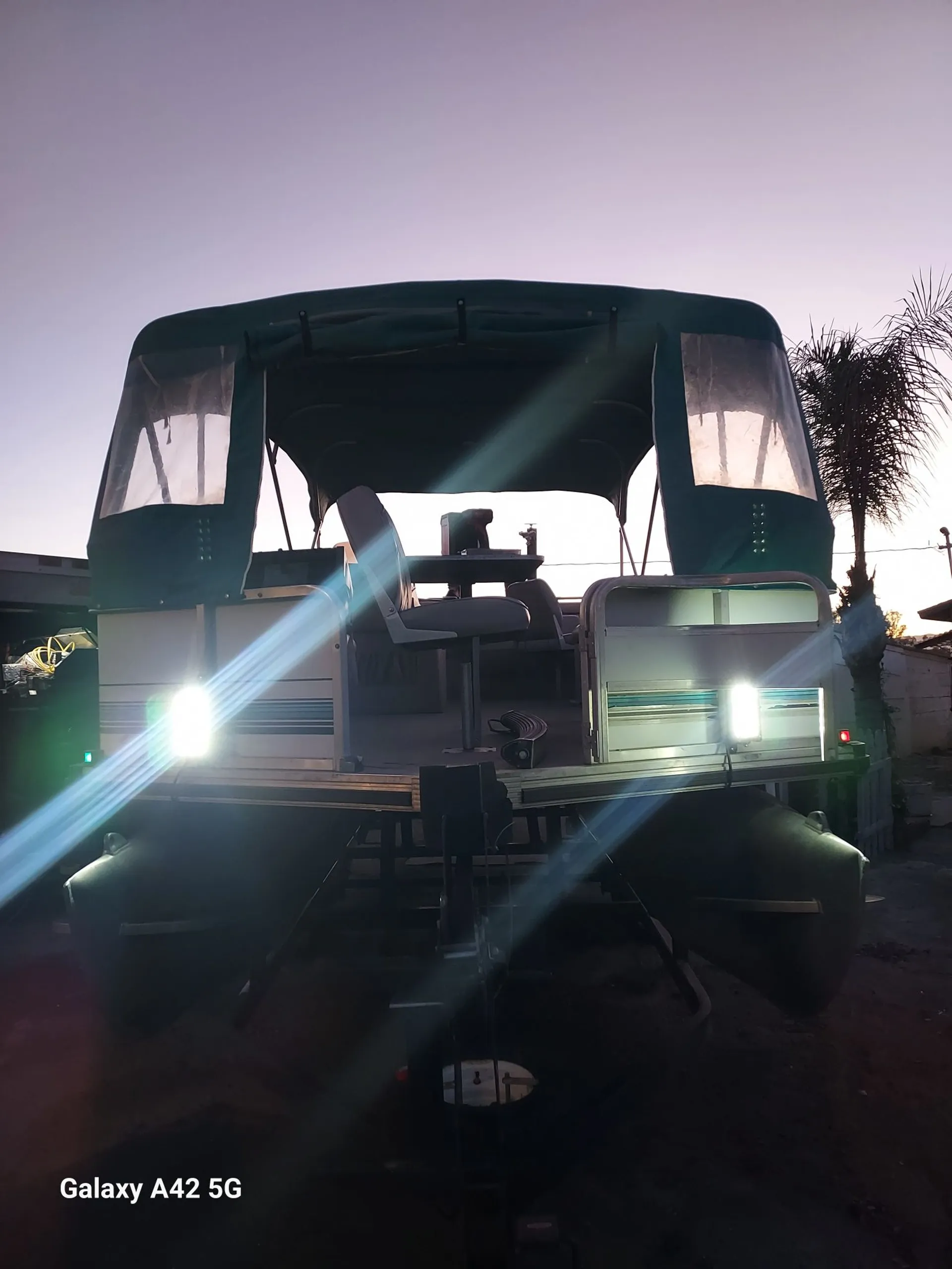 Sun Tracker by Tracker Marine Fishin' Barge 21 w/90 HP in Perris, CA — photo 4