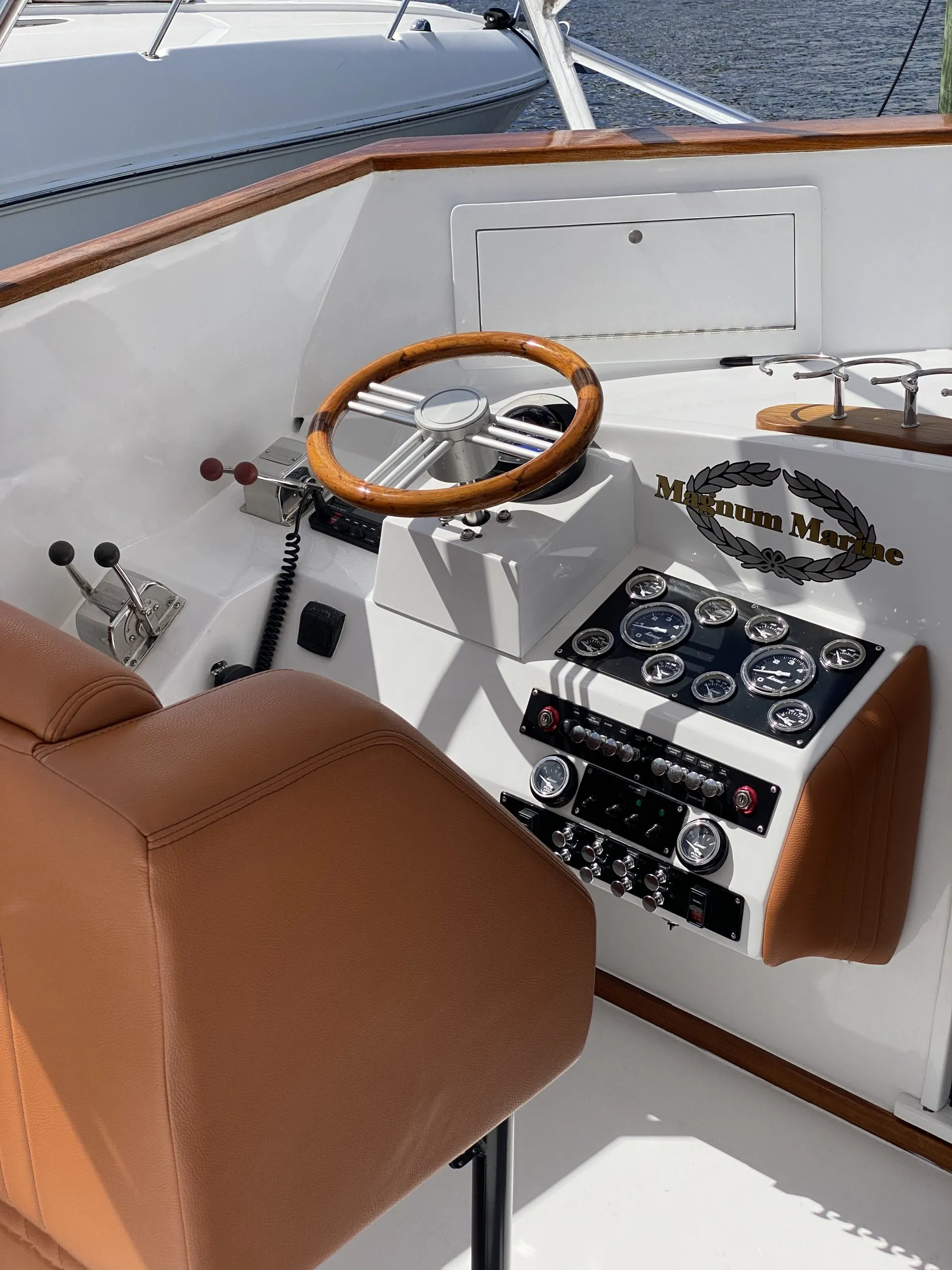 Classic Custom 35 Magnum Marine Express 