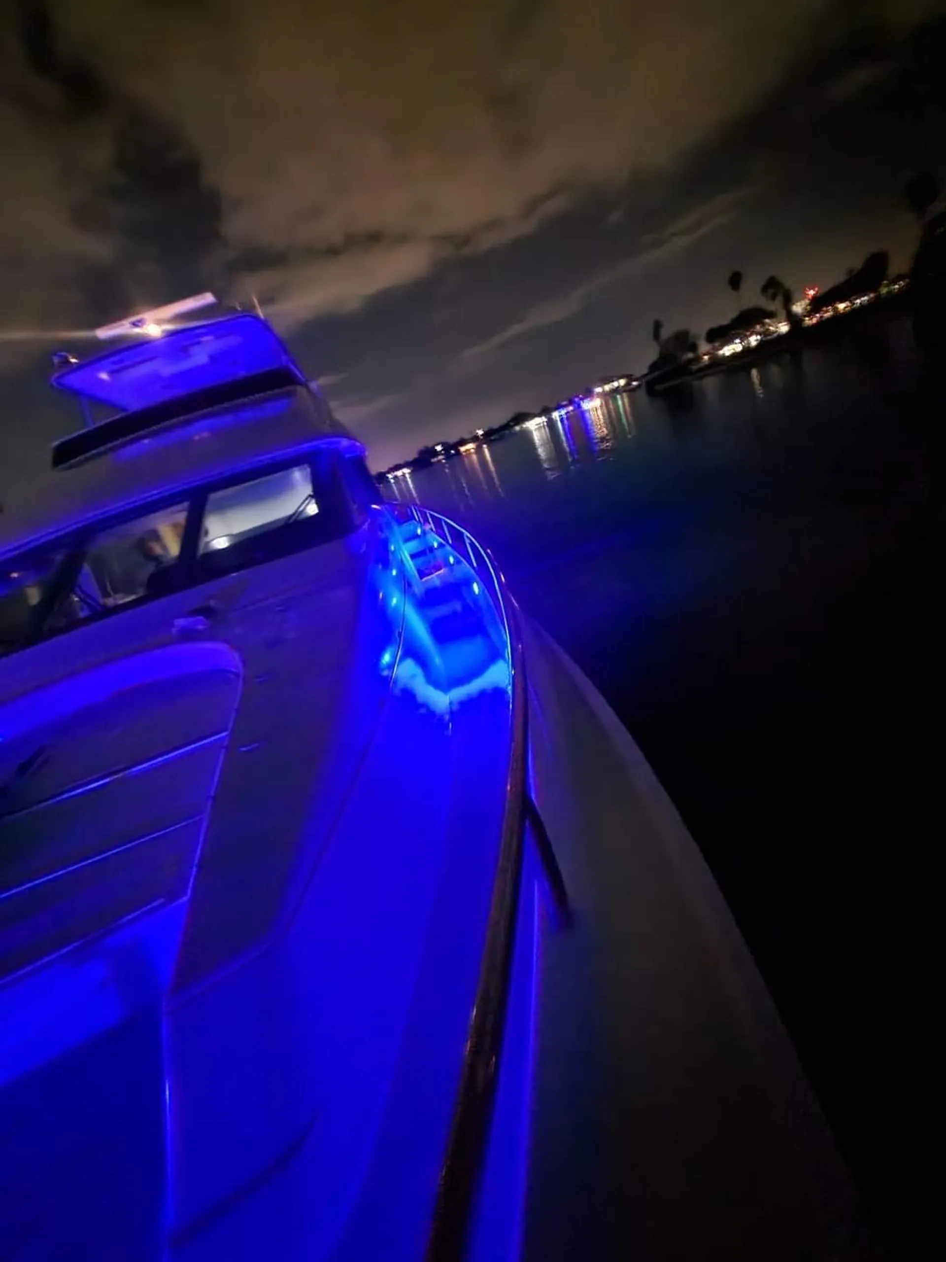 80' Ultra Luxury Mega-Yacht (Lazzara Skylounge) w/ Water Toys - 13 pax