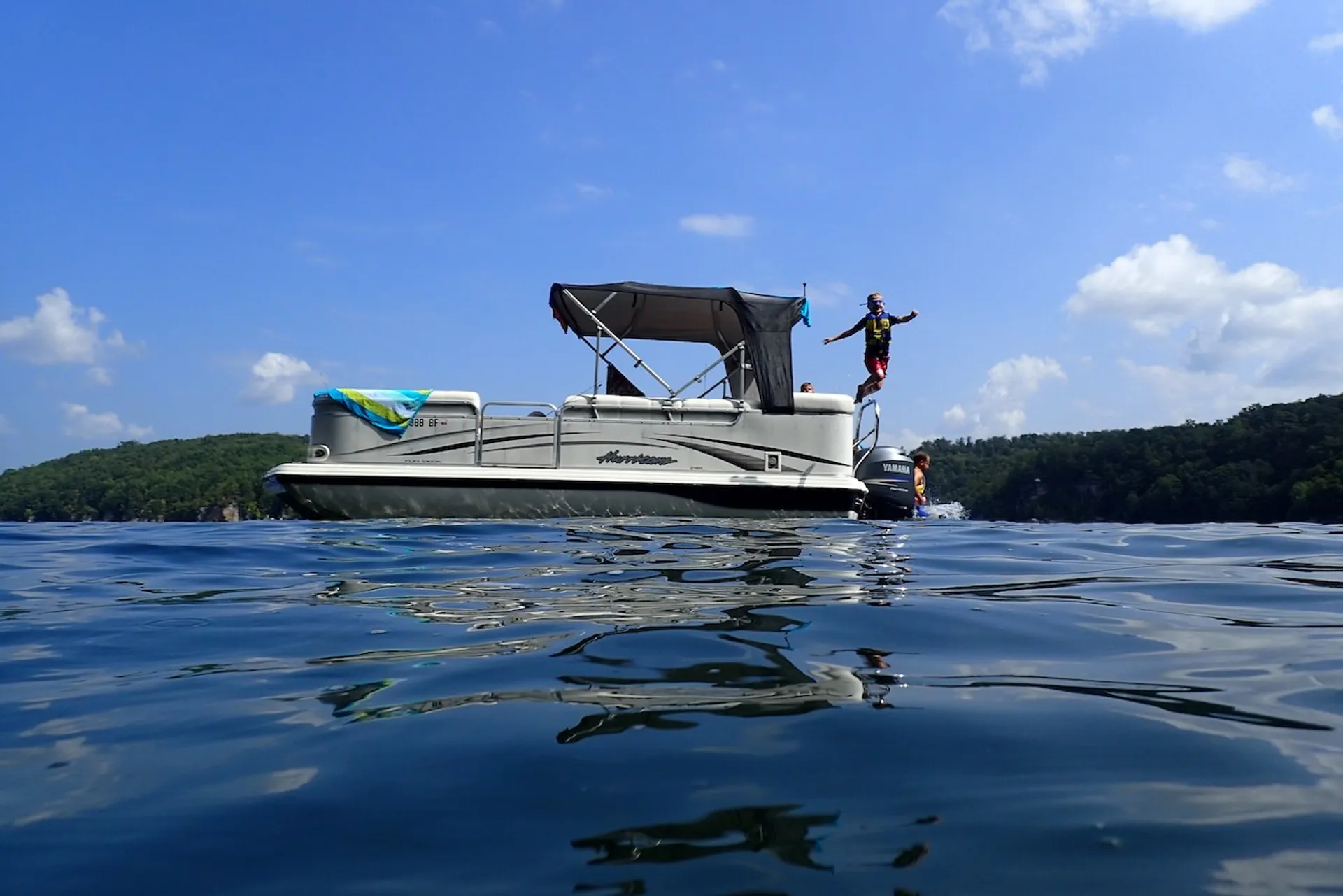 22' Hurricane Deckboat w/ new 200HP eng- for Multi-day rentals only