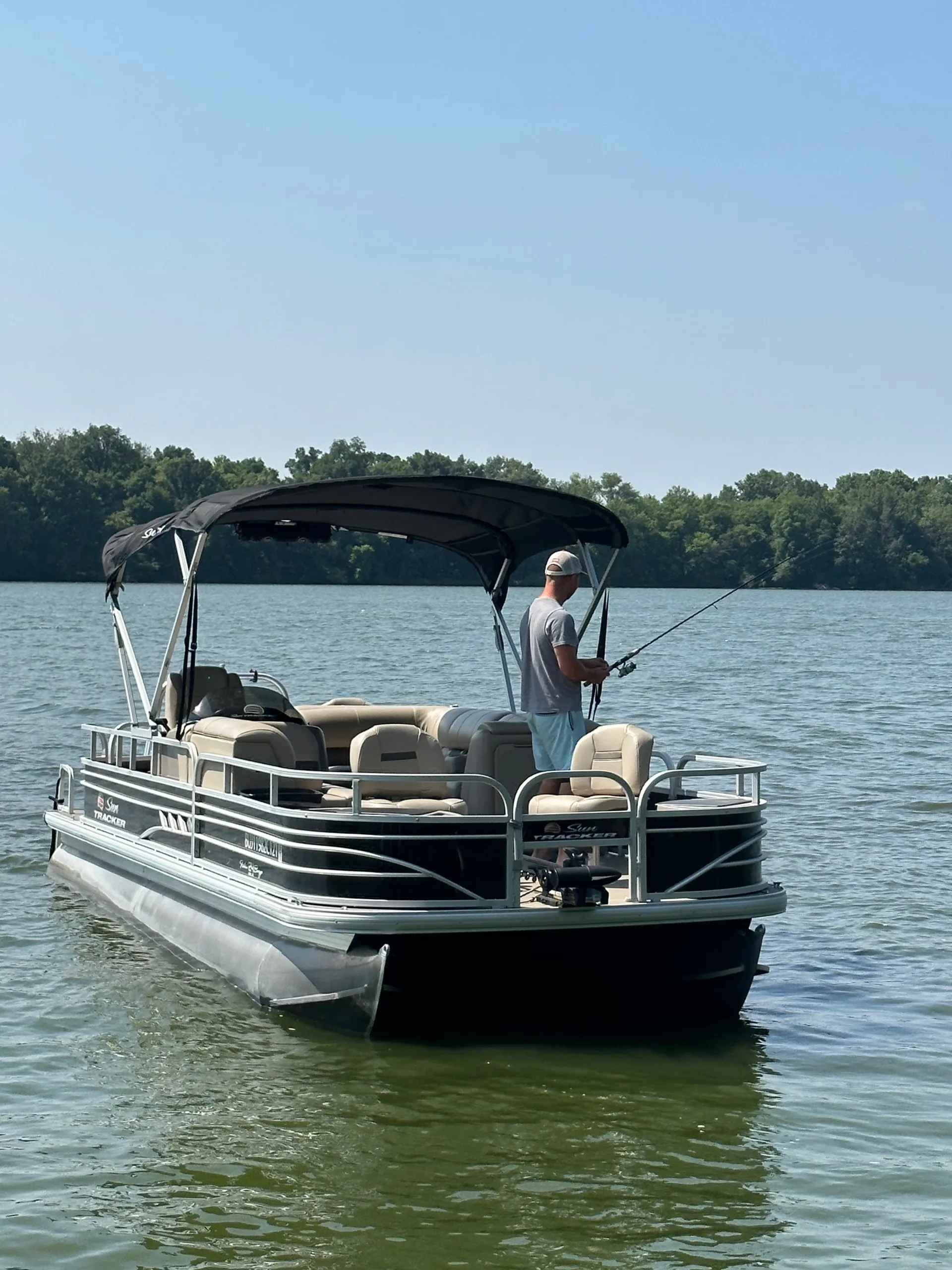 SUN TRACKER FISHIN' BARGE 24 DLX in Neoga, IL — photo 2