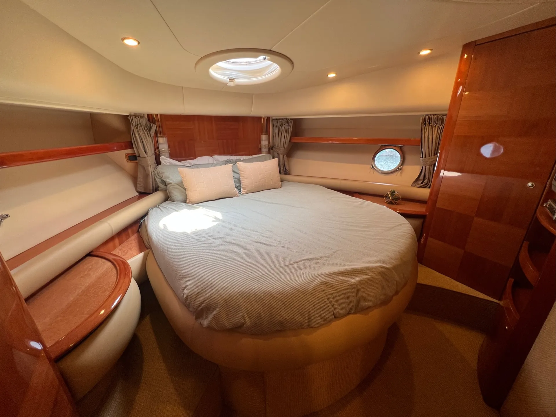 Luxurious 60ft Azimut Double-Deck Yacht