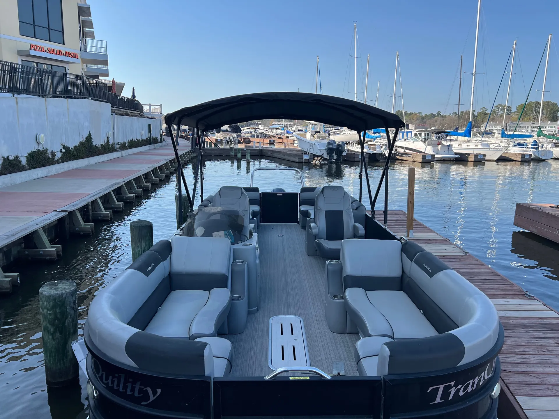 Tranquility I 25 FT 12 People. Family fun day on the Lake