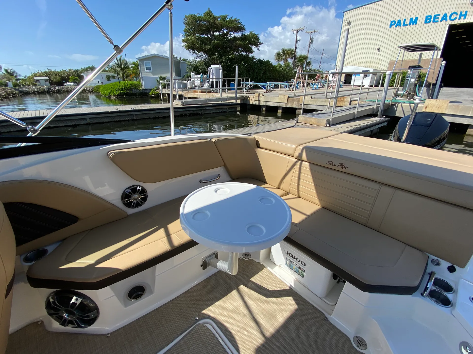 Sleek &amp; Stylish 23ft SeaRay: Your Dream Cruiser Awaits! 