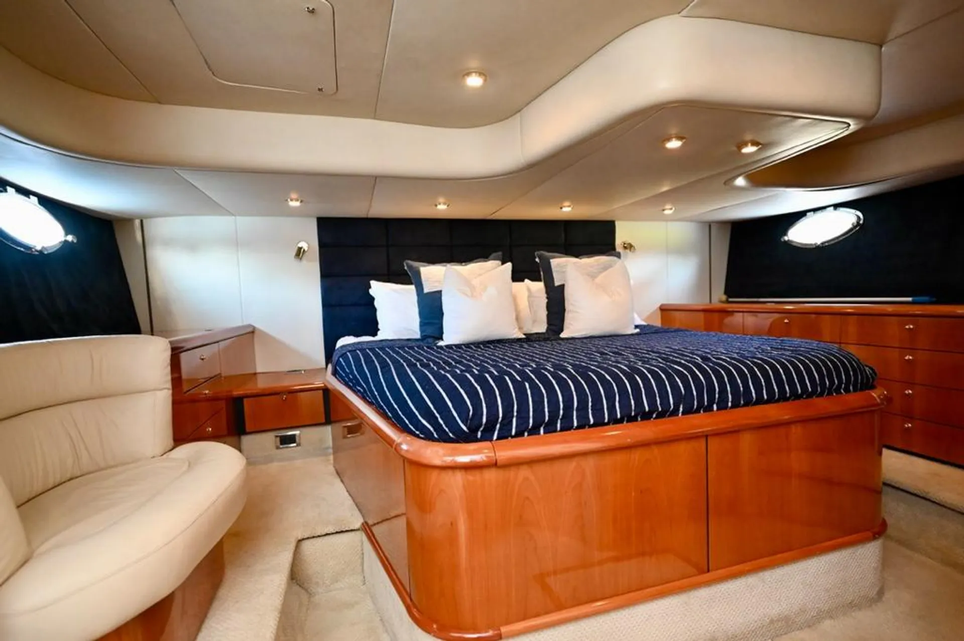 56' Luxury Yacht Crab Island Cruise 12 ppl