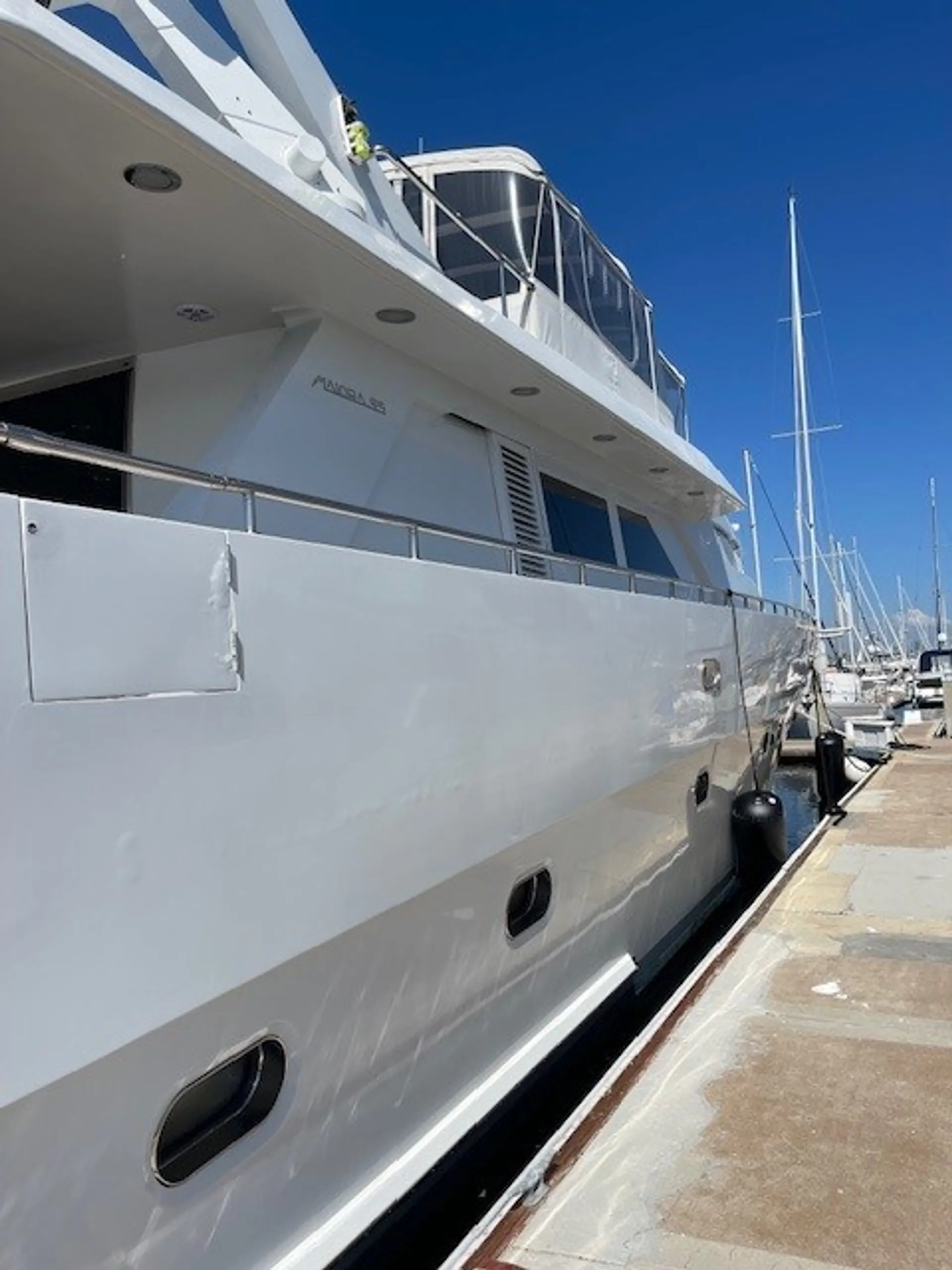 100 ft Moira beautiful cruiser yacht 