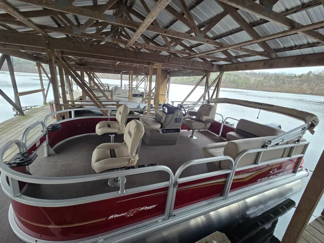 Rent a SUN TRACKER pontoon in Forsyth, MO near me