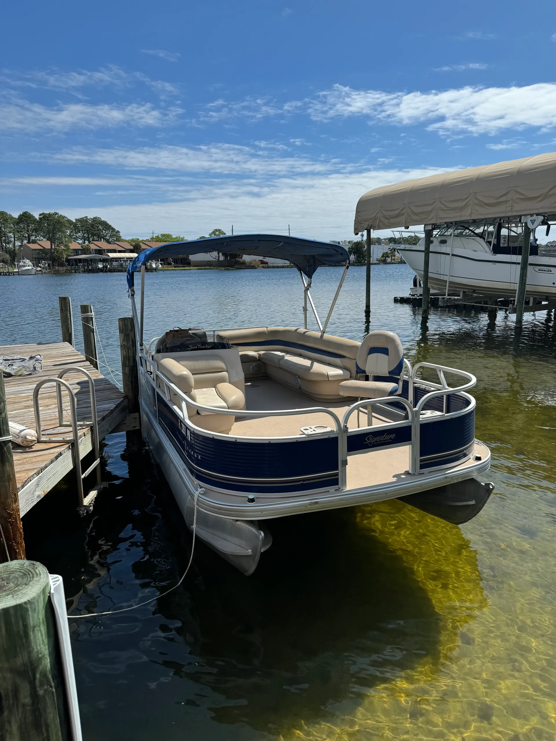 Sun Tracker by Tracker Marine Fishin' Barge 20 DLX Signature w/25ELPT 4-S in Fort Walton Beach, FL — photo 5