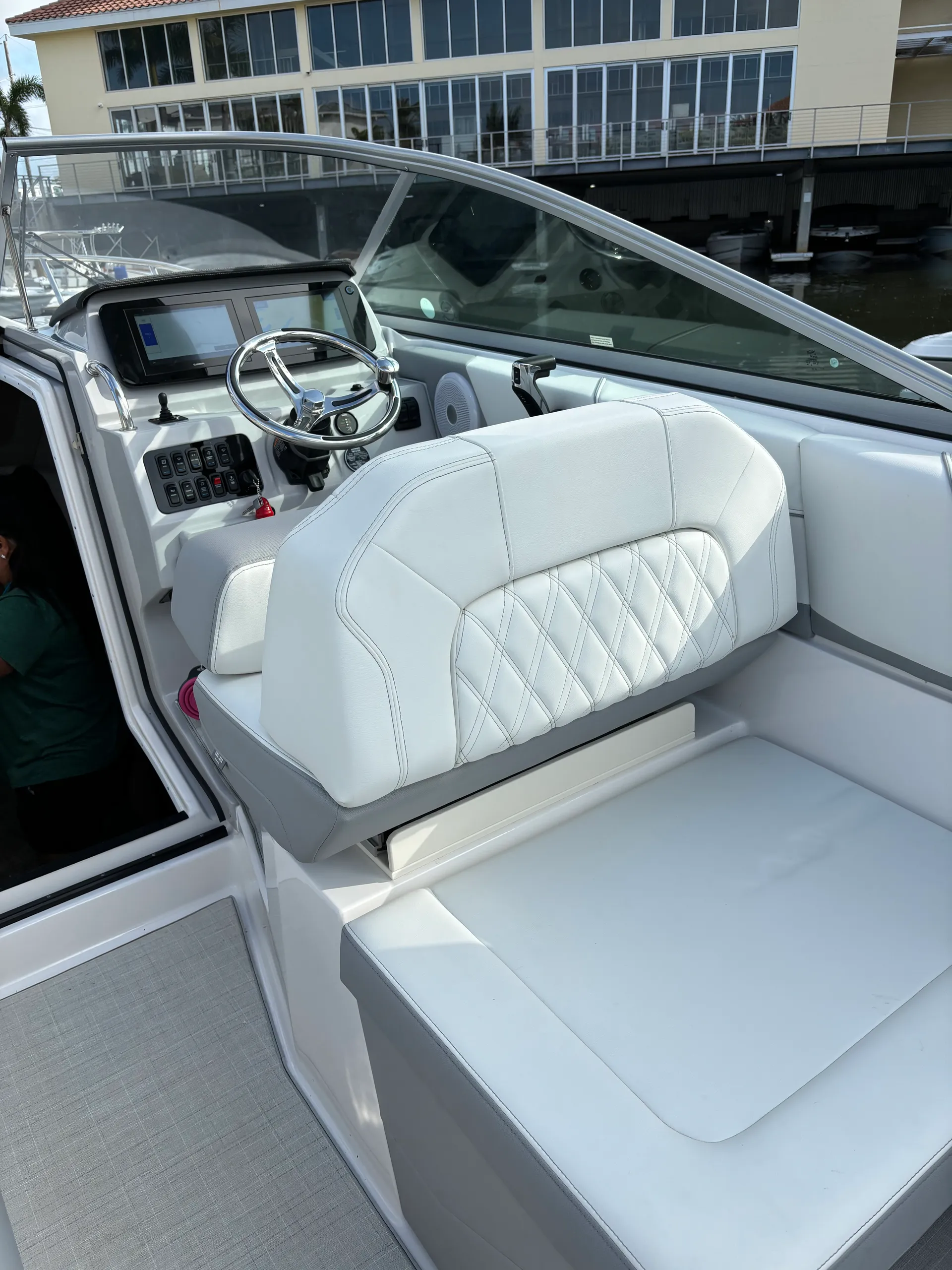 Brand new! Fully loaded-Awesome captain!