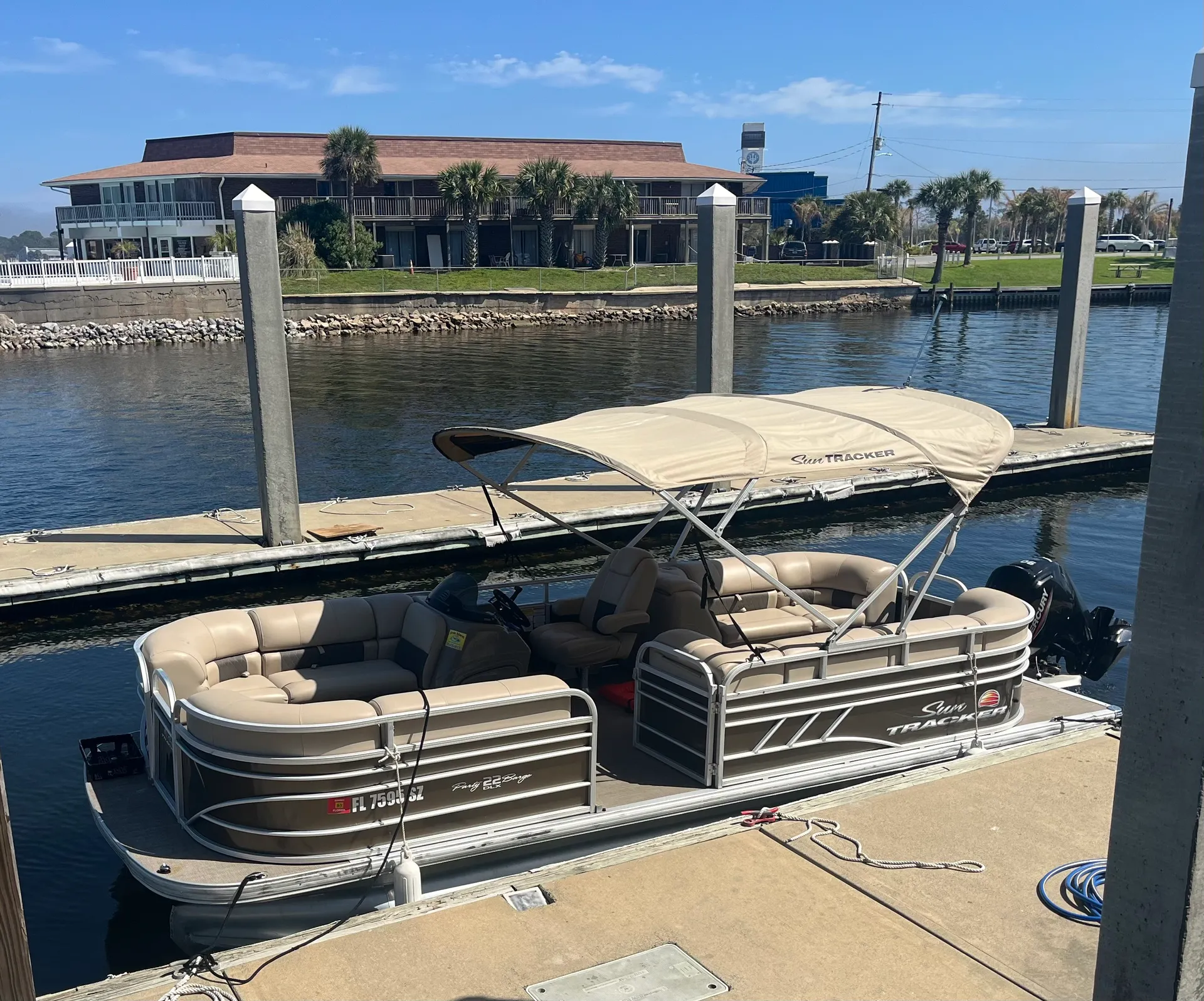 SUN TRACKER PARTY BARGE 22 DLX in Bay St. Louis, MS — photo 5