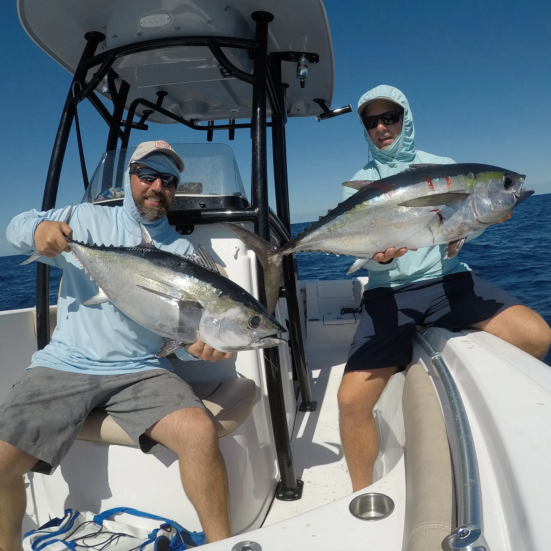 25’ Spacious,  CLEAN boat, loud music, and private cabin. 