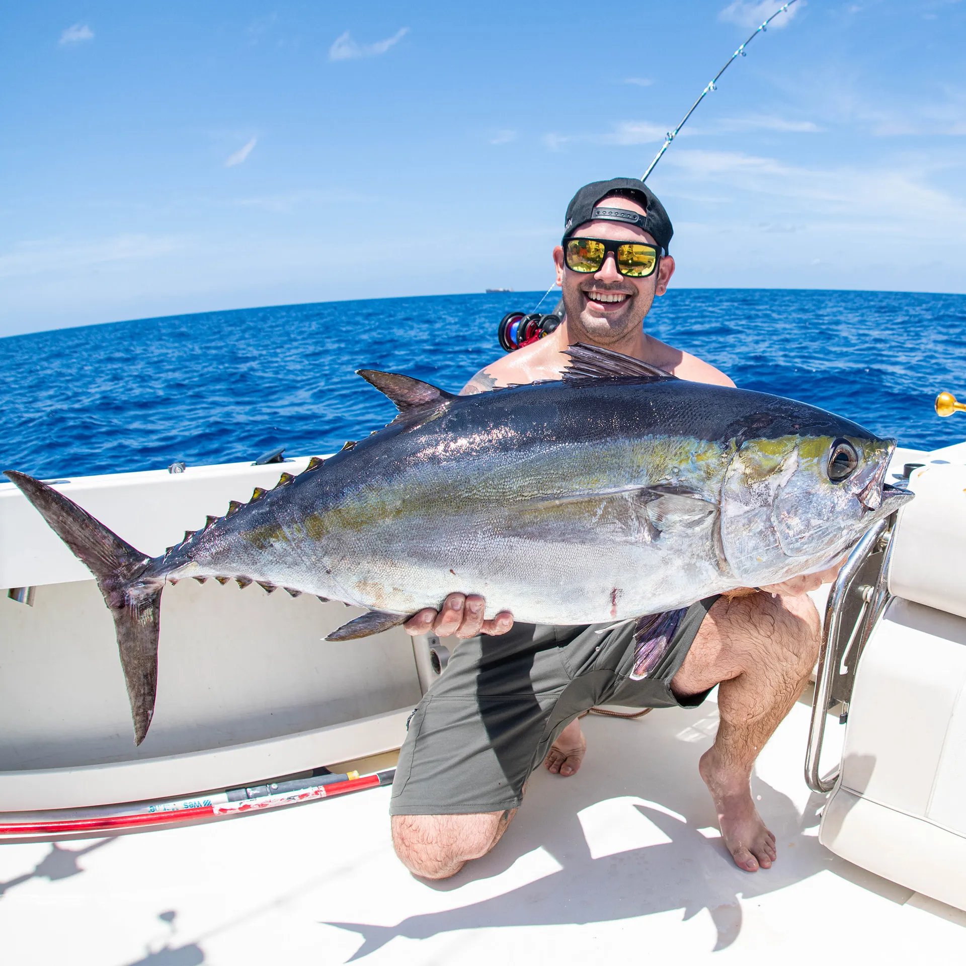 25’ Spacious,  CLEAN boat, loud music, and private cabin. 