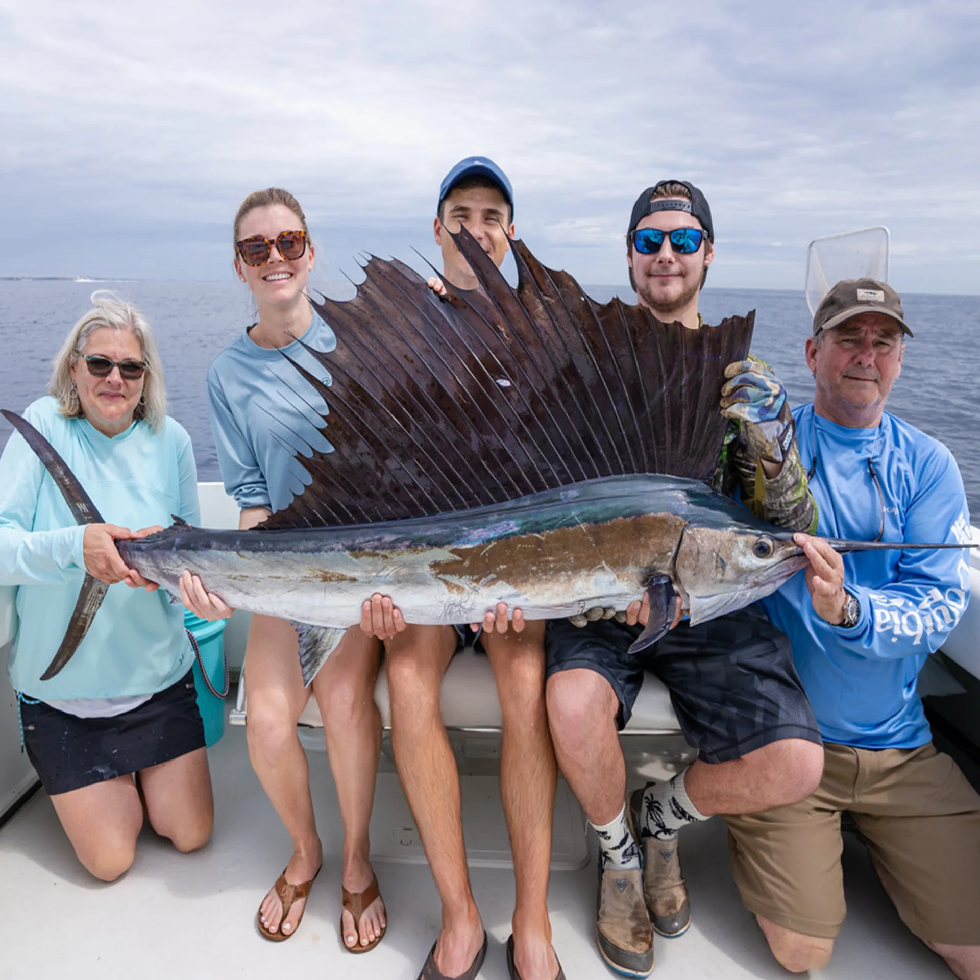 25’ Spacious,  CLEAN boat, loud music, and private cabin. 