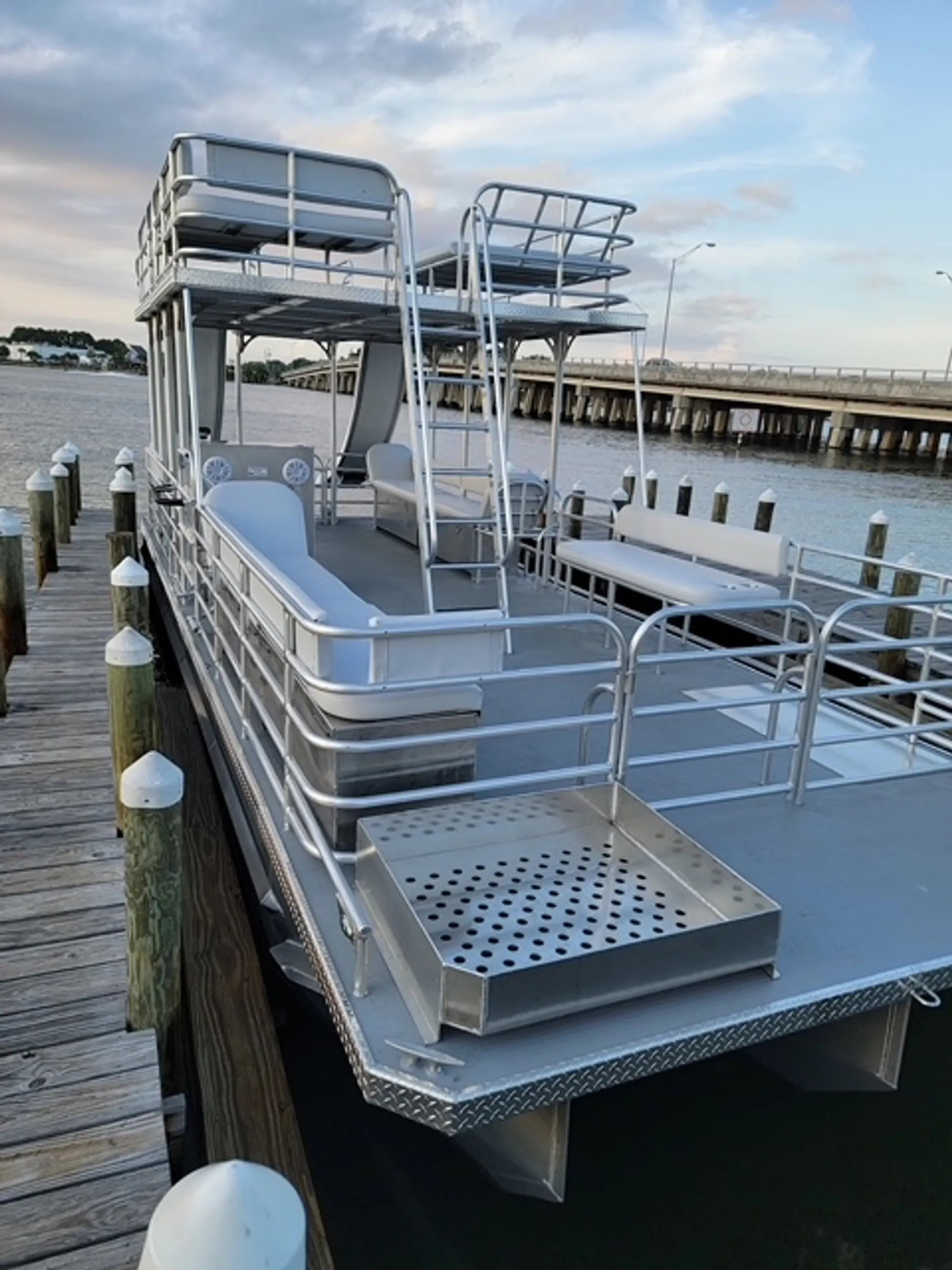 30’ X 10’ Double Decker Tritoon! Crab Island/Destin