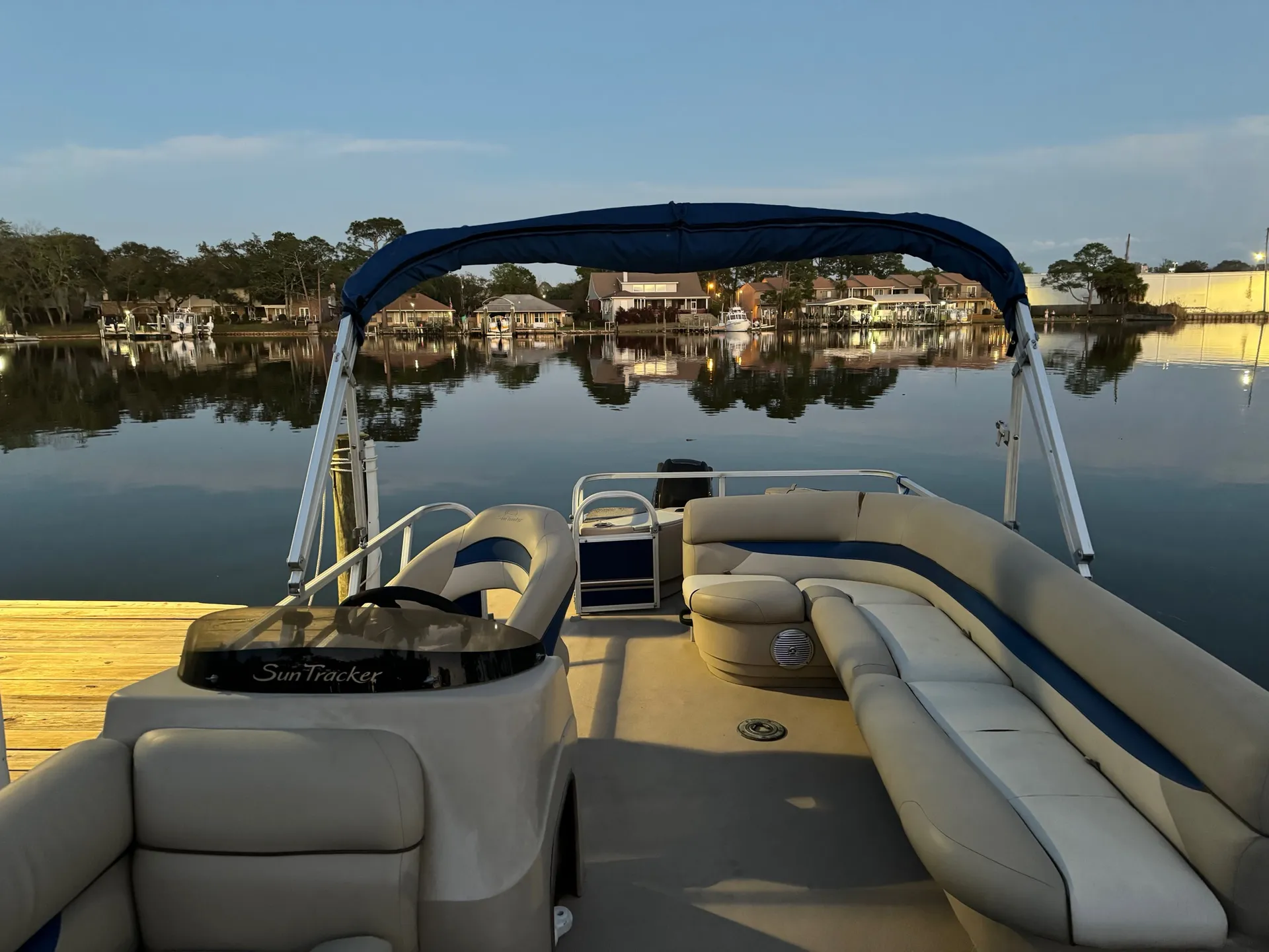 Sun Tracker by Tracker Marine Fishin' Barge 20 DLX Signature w/25ELPT 4-S in Fort Walton Beach, FL — photo 6