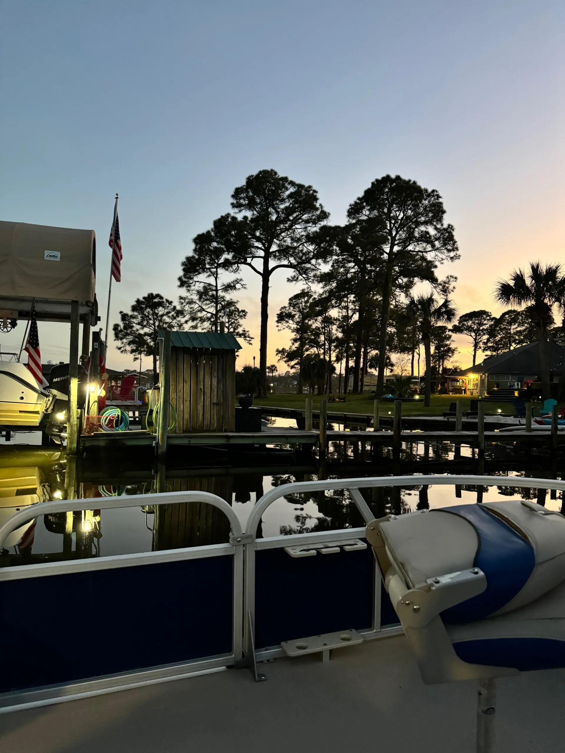 Sun Tracker by Tracker Marine Fishin' Barge 20 DLX Signature w/25ELPT 4-S in Fort Walton Beach, FL — photo 7