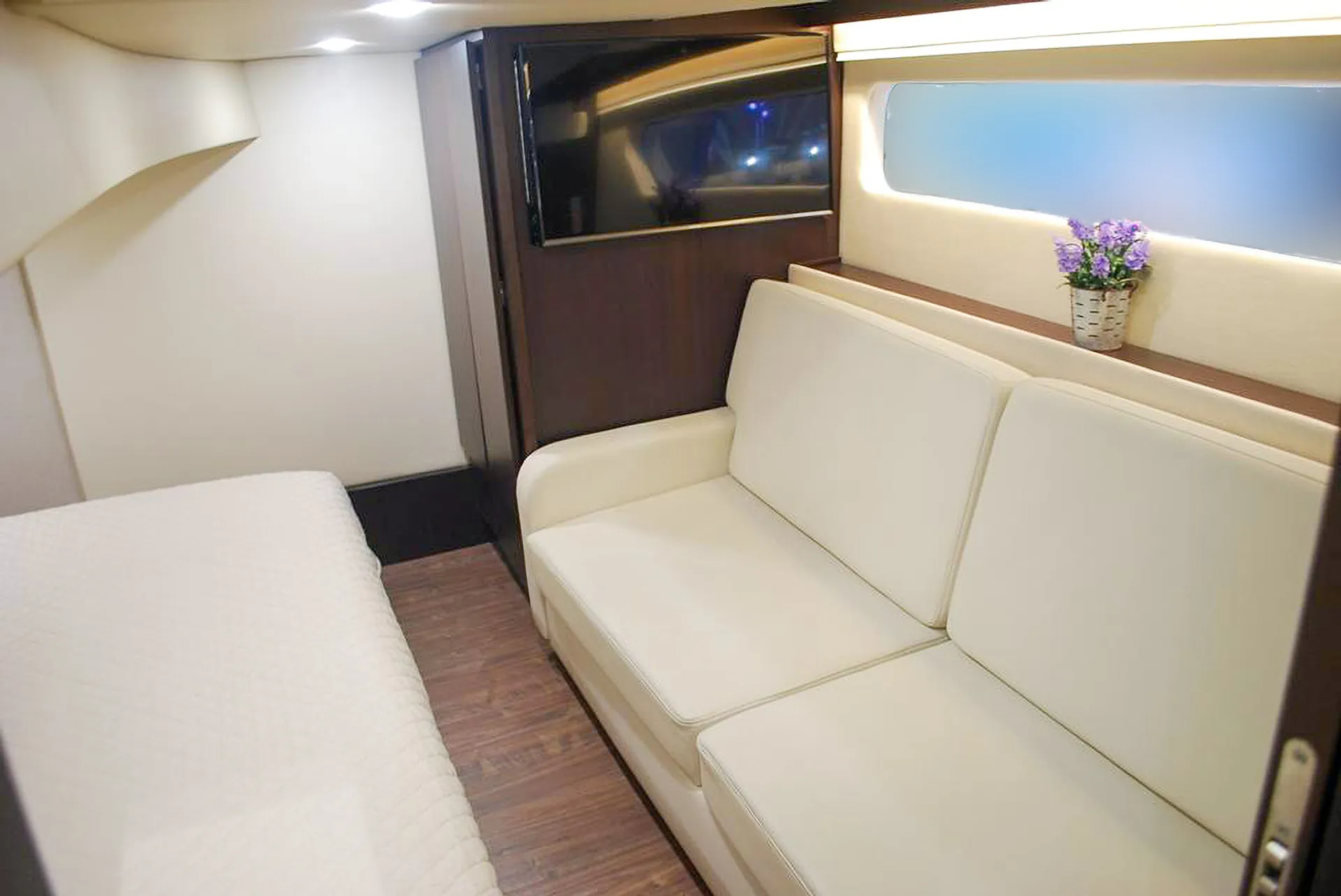 2019 Regal 42 Grande Coupe Luxury Yacht