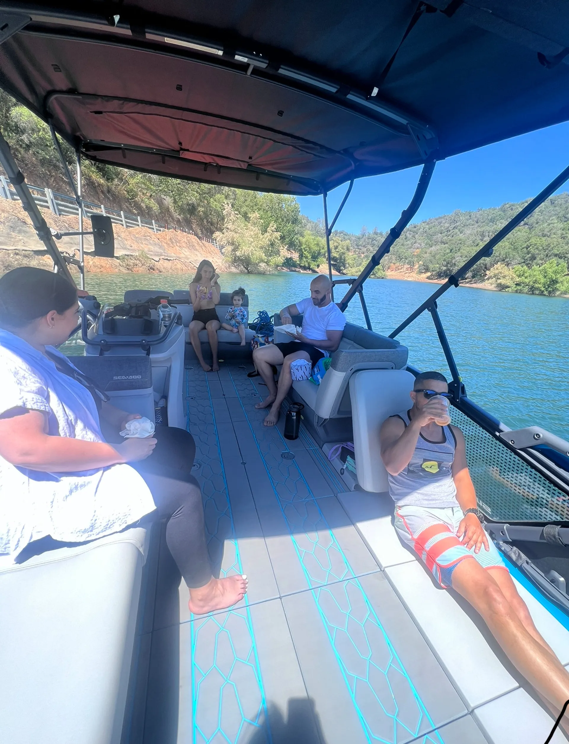 Folsom Lake’s #1 Boat Rentals: 18’ & 21’ Pontoons Ready to Book!